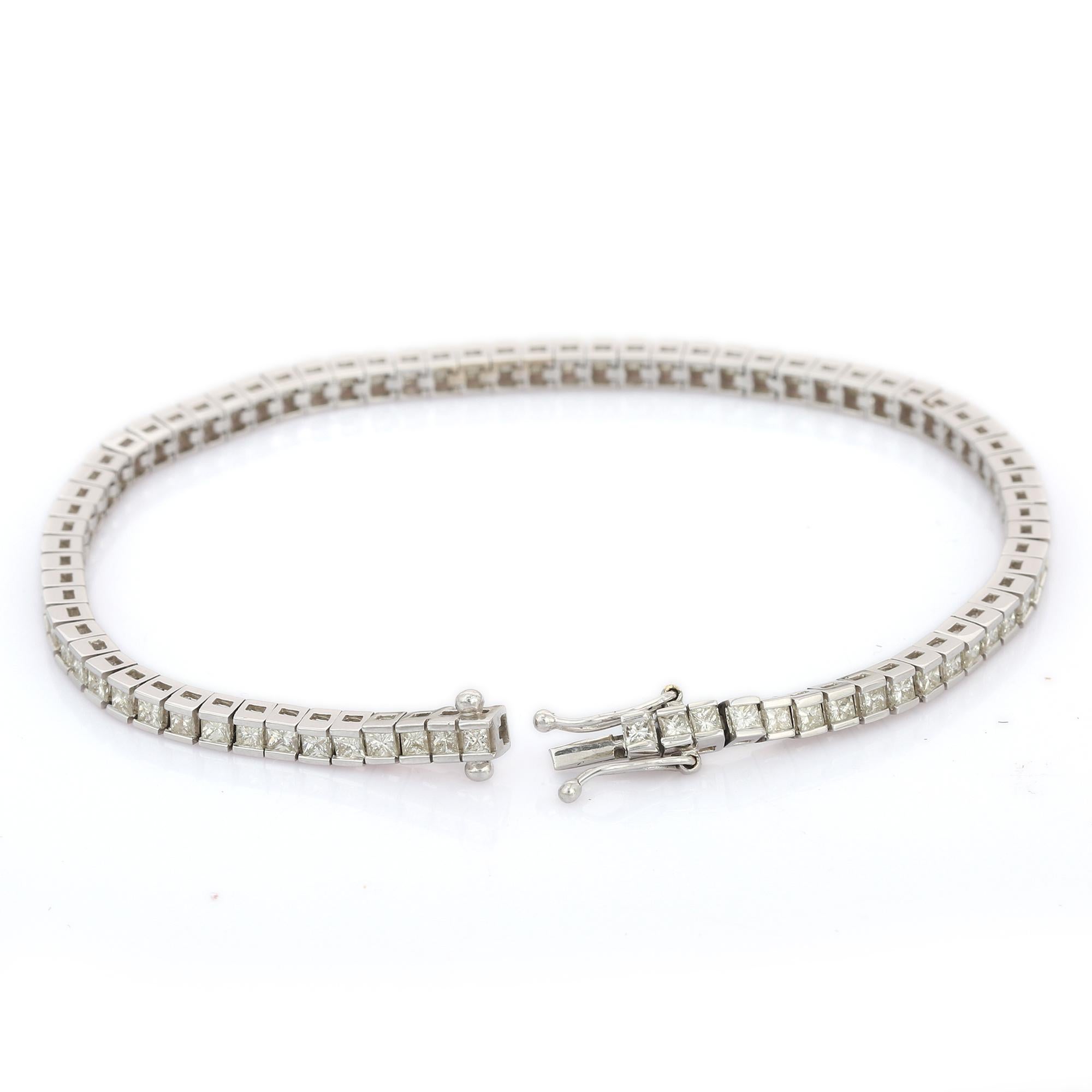 18K White Gold Diamond Square Cut Tennis Bracelet  In New Condition For Sale In Houston, TX