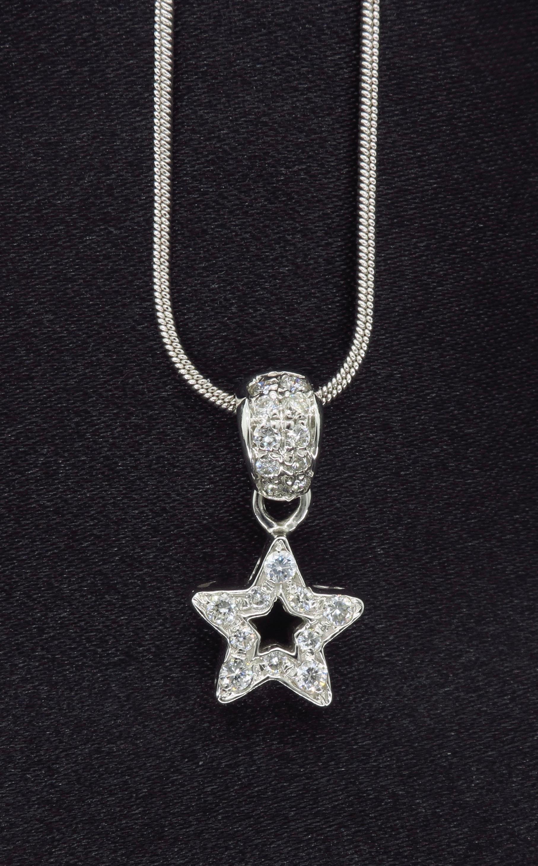 18 Karat White Gold Diamond Star Pendant Necklace In New Condition In Webster, NY