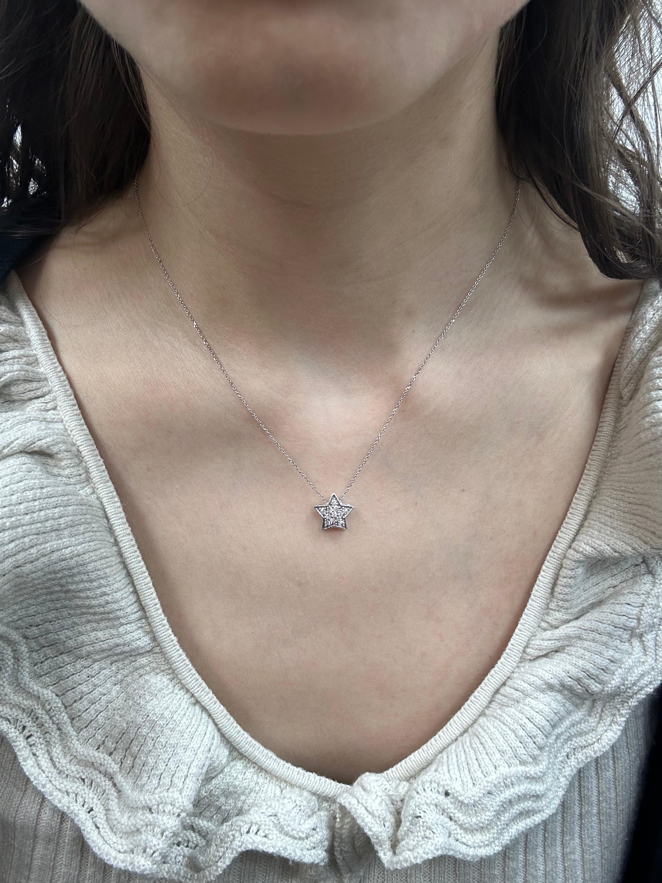 Taglio rotondo Ciondolo a stella con diamante in oro bianco 18K e catena 14K in vendita