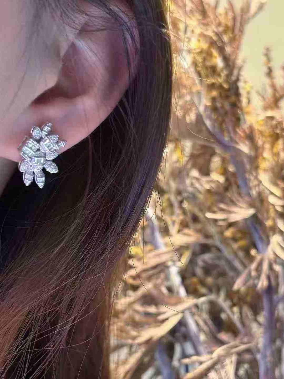 18K White Gold Diamond Stud Earrings 0.65ct en vente