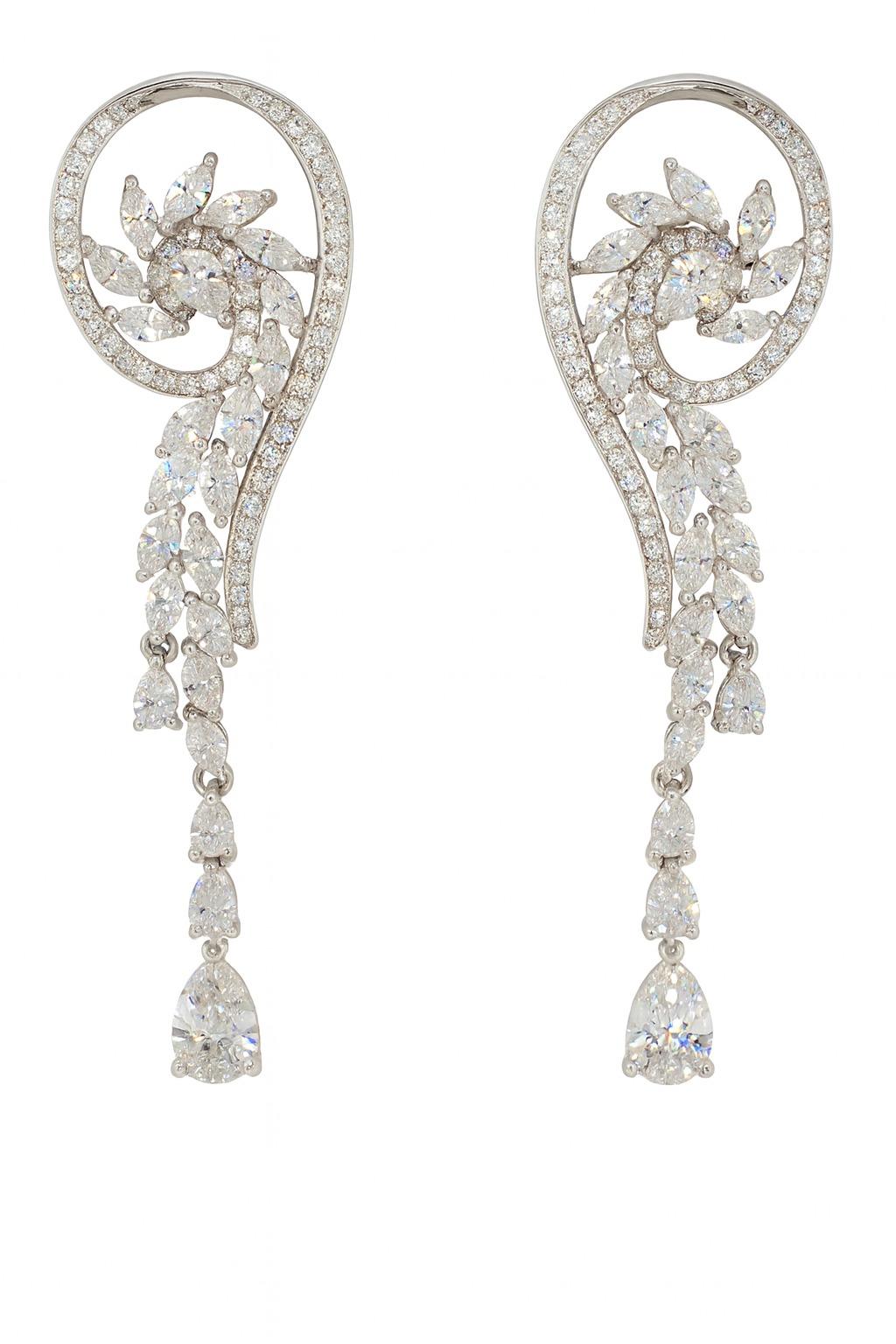 Orecchini con diamanti in oro bianco 18K - Alta Gioielleria

Squisiti orecchini a perno realizzati in oro bianco massiccio 18 carati e timbrati 750, caratterizzati da una raffinata incastonatura a pavé con 152 diamanti naturali. Gli orecchini hanno