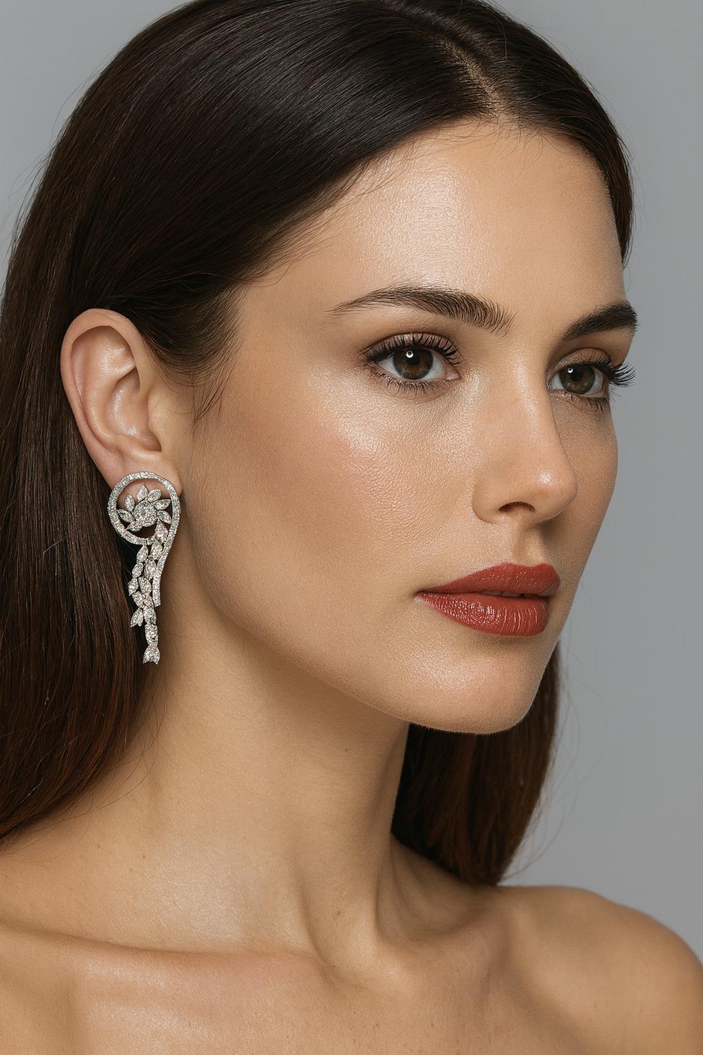 Orecchini con diamanti in oro bianco 18K - Alta Gioielleria In condizioni ottime in vendita a Chicago, IL