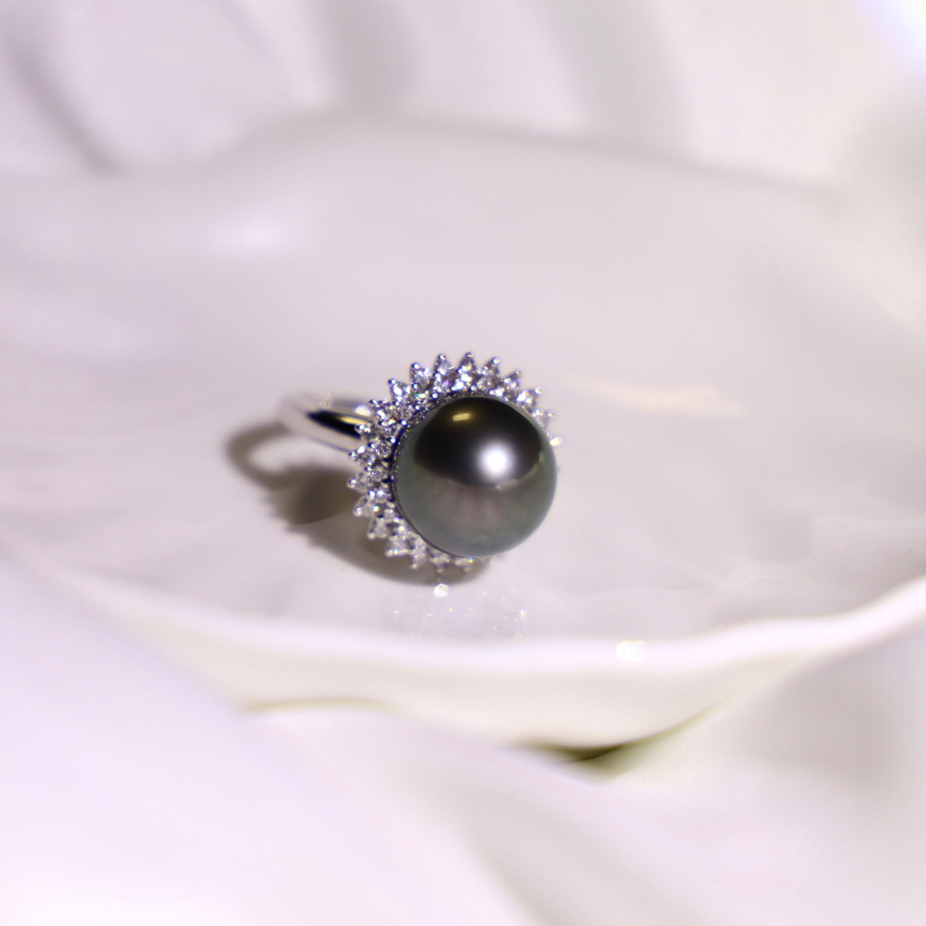 18K White Gold Diamond & Tahiti Pearl Ring

48 Diamonds - 0.683 CT
1 Tahiti Pearl - 13mm

