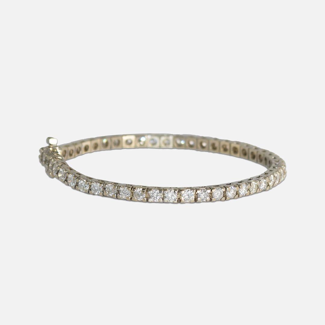Diamant-Tennisarmband aus 18 Karat Weißgold.
Es gibt 50 runde Diamanten im Brillantschliff, h, i, j Farbpalette, Si Reinheit, 5,00 Karat insgesamt.
Das Armband ist 7 Zoll lang und 3,5 mm breit.
Sehr guter Zustand.