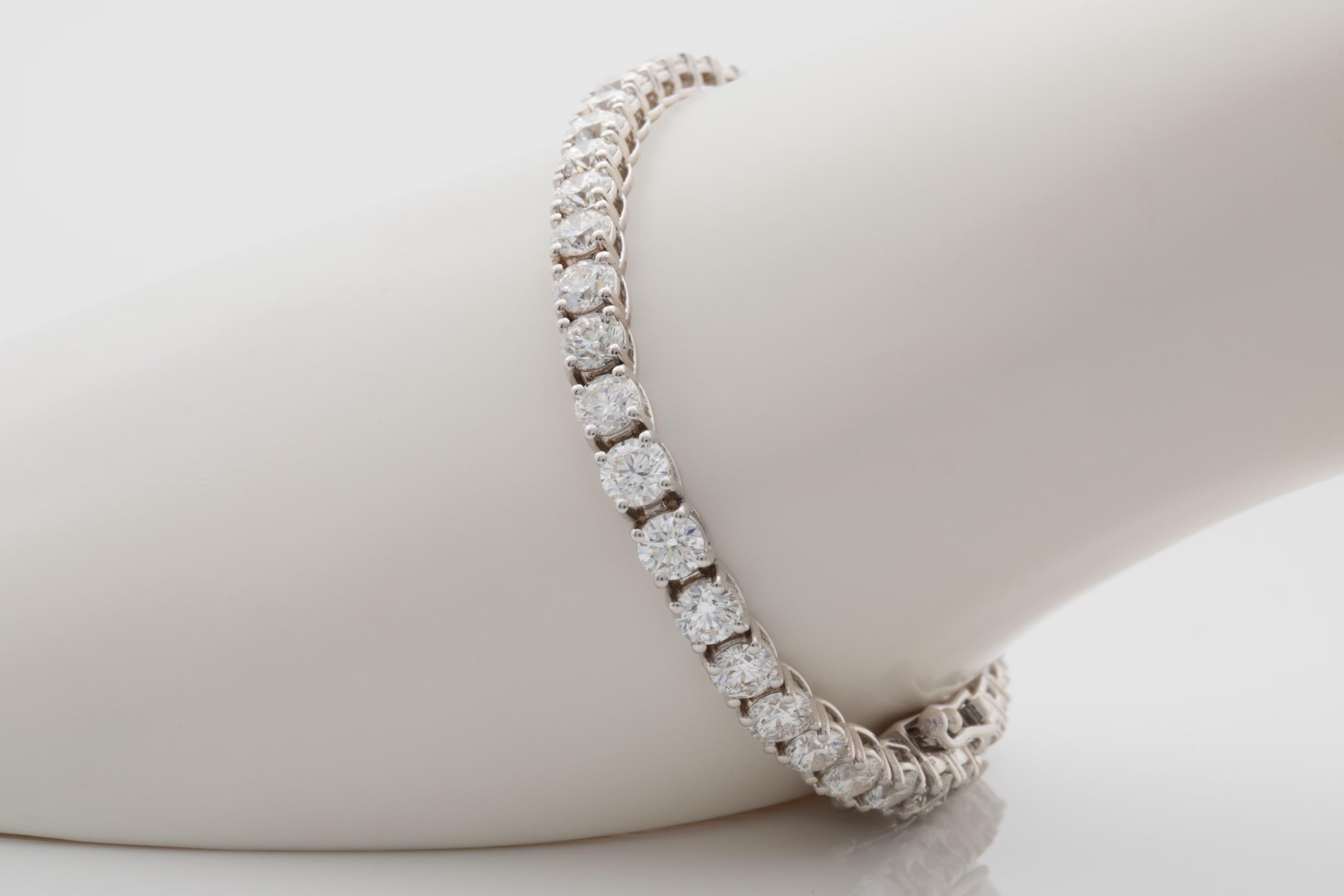 Modern 18k White Gold Diamond Tennis Bracelet DTW 9.64 carats For Sale