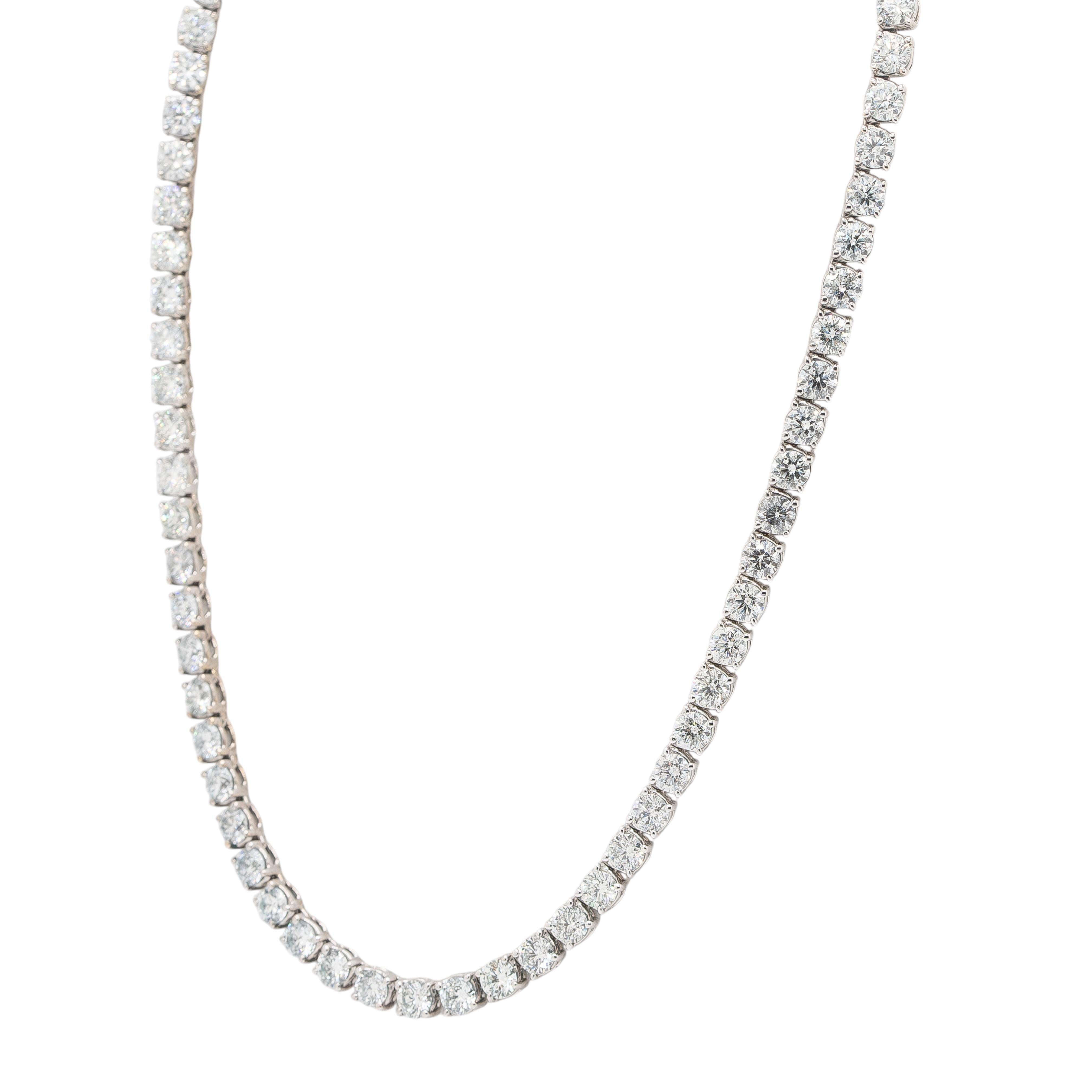 Questa straordinaria collana da tennis personalizzata mostra il massimo dell'eleganza e della raffinatezza. Realizzata in oro bianco 18 carati, la collana presenta 78 splendidi diamanti rotondi, per un totale di ben 24,20 carati. Ogni diamante è di