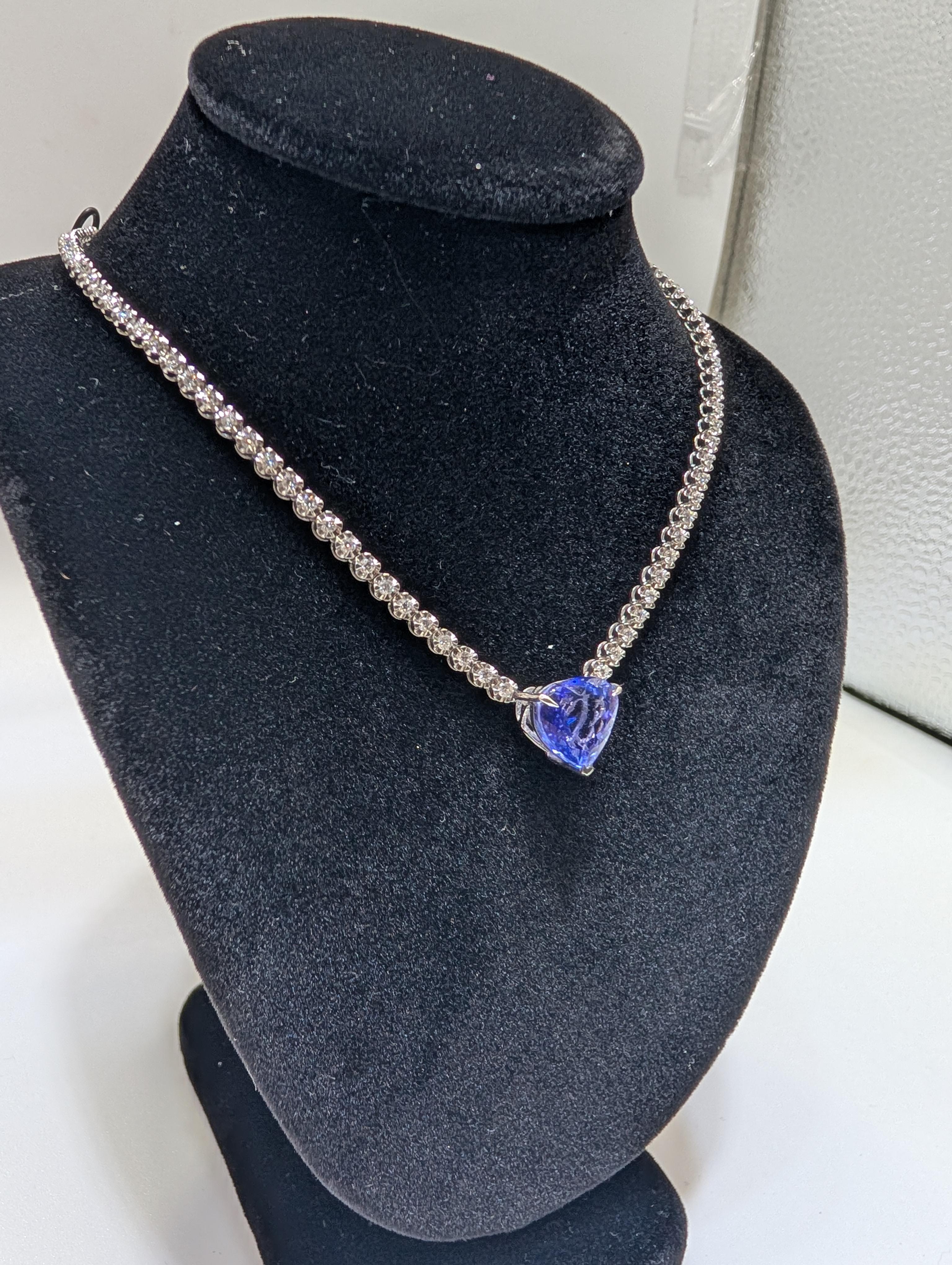 18K White Gold Diamond Tennis Necklace with Heart Shape Cut Tanzanite Pendant In New Condition For Sale In New York, US