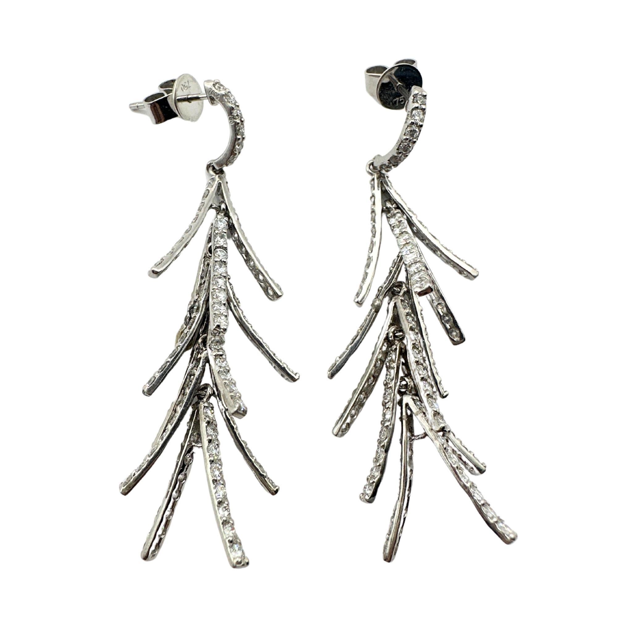 Orecchini a goccia con albero di diamanti in oro bianco 18K
Condit: In buone condizioni, con qualche lieve usura superficiale dovuta all'età.
Lunghezza: 2 pollici
Metallo: oro bianco 18k
Peso: 7.6 grammi
Diamanti: 2,64 carati