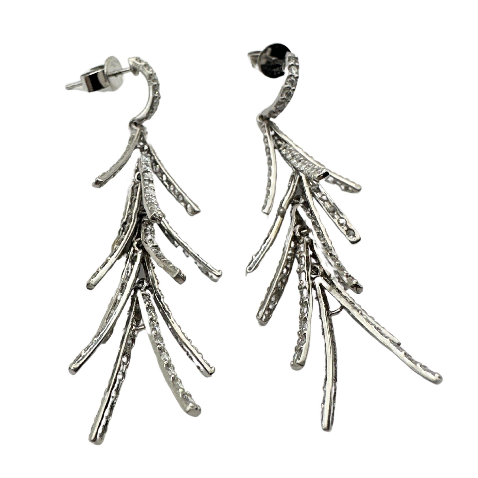 Taglio rotondo Orecchini a goccia con albero di diamanti in oro bianco 18K in vendita