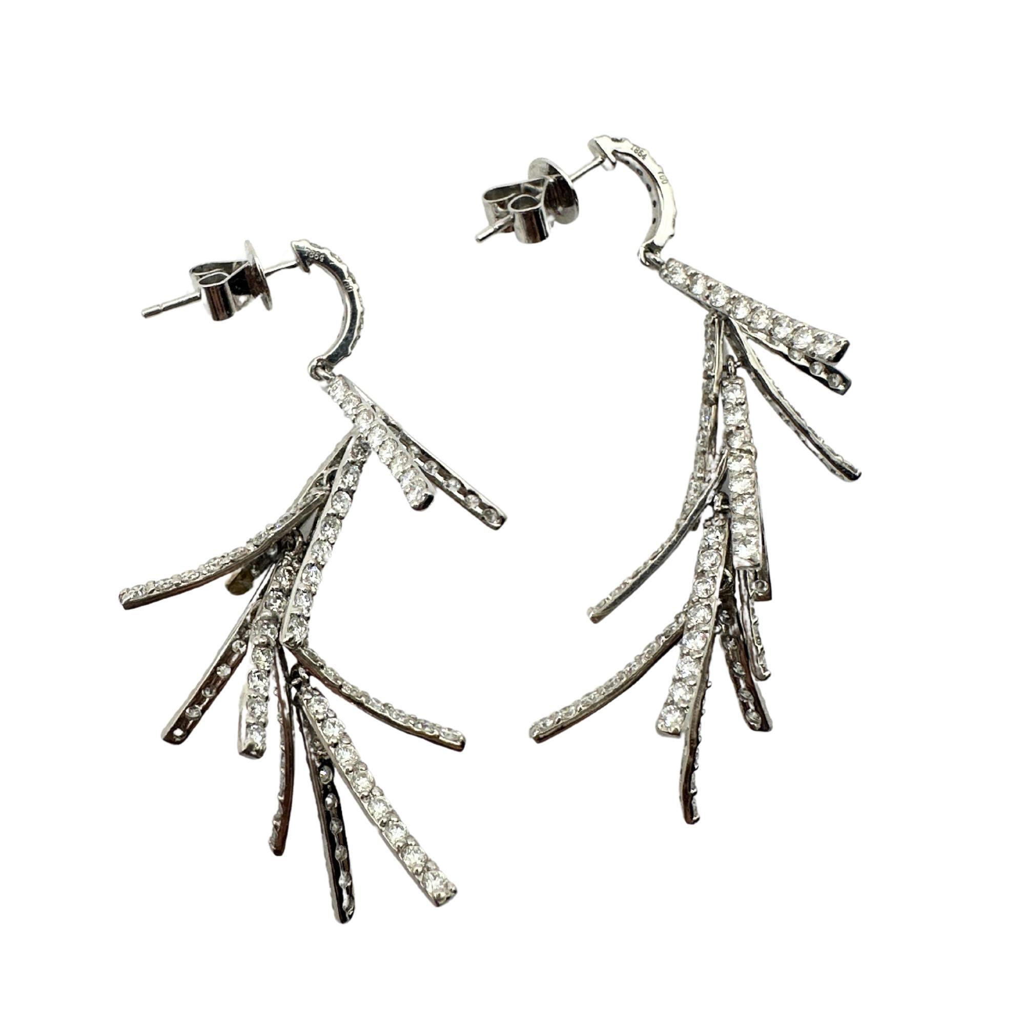 Orecchini a goccia con albero di diamanti in oro bianco 18K In condizioni buone in vendita a New York, NY