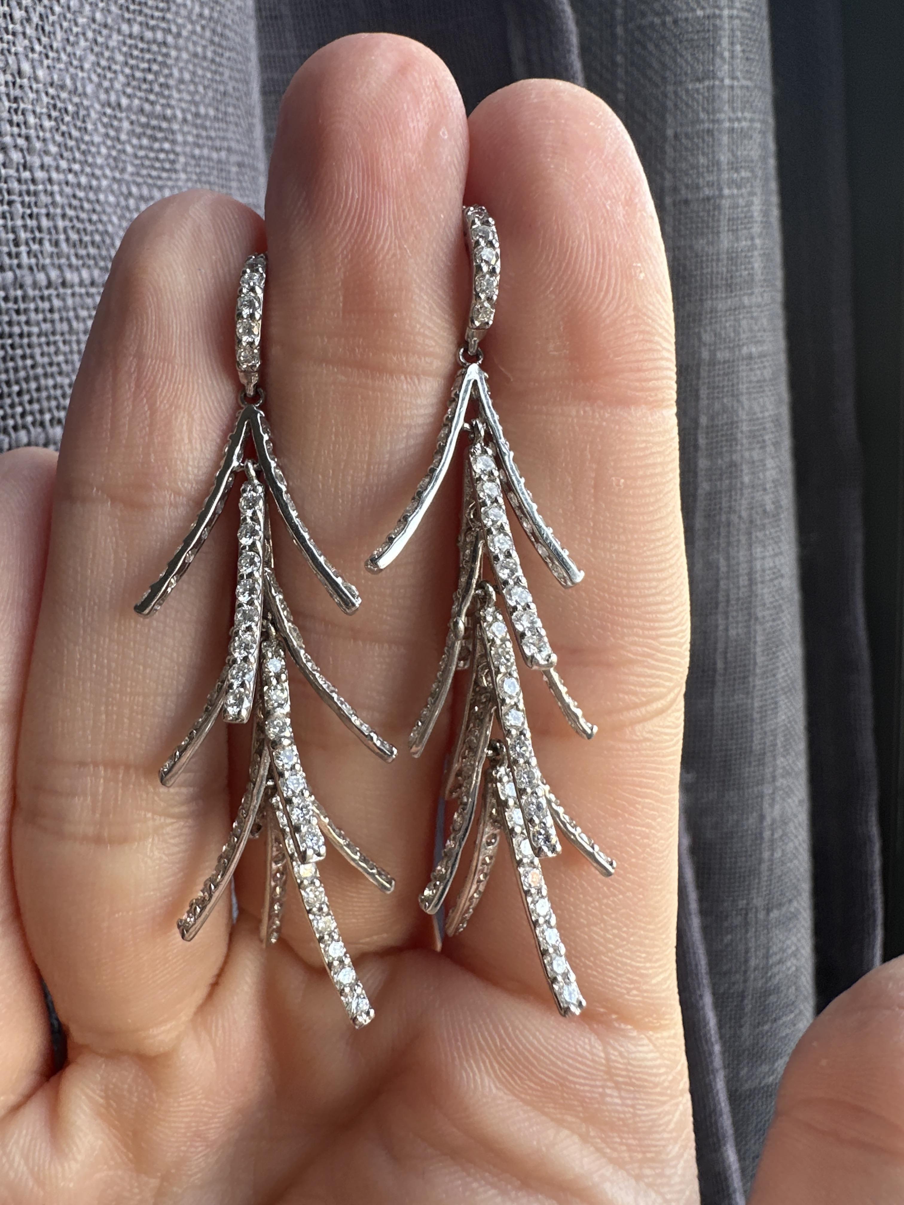 Orecchini a goccia con albero di diamanti in oro bianco 18K in vendita 1