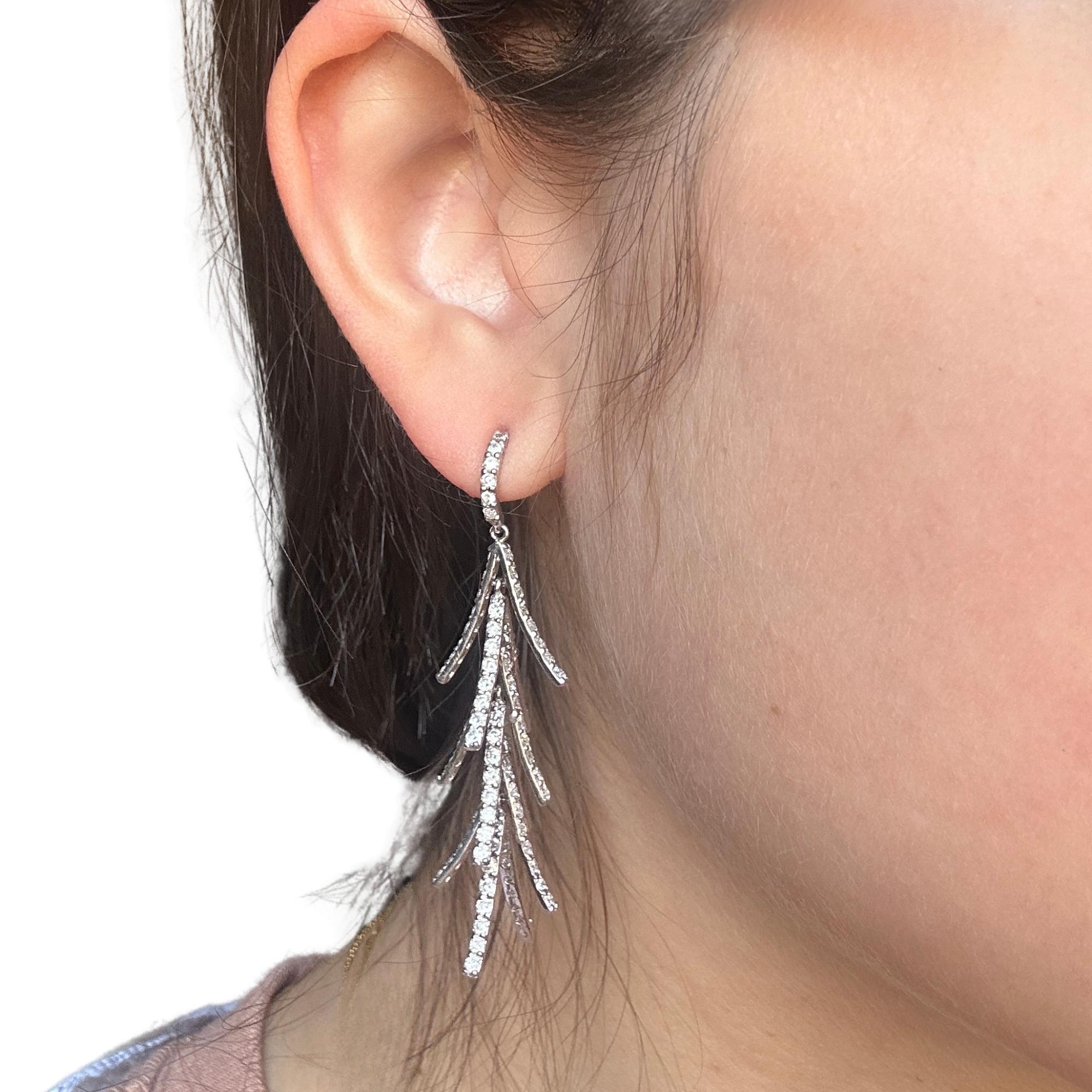Orecchini a goccia con albero di diamanti in oro bianco 18K in vendita 2