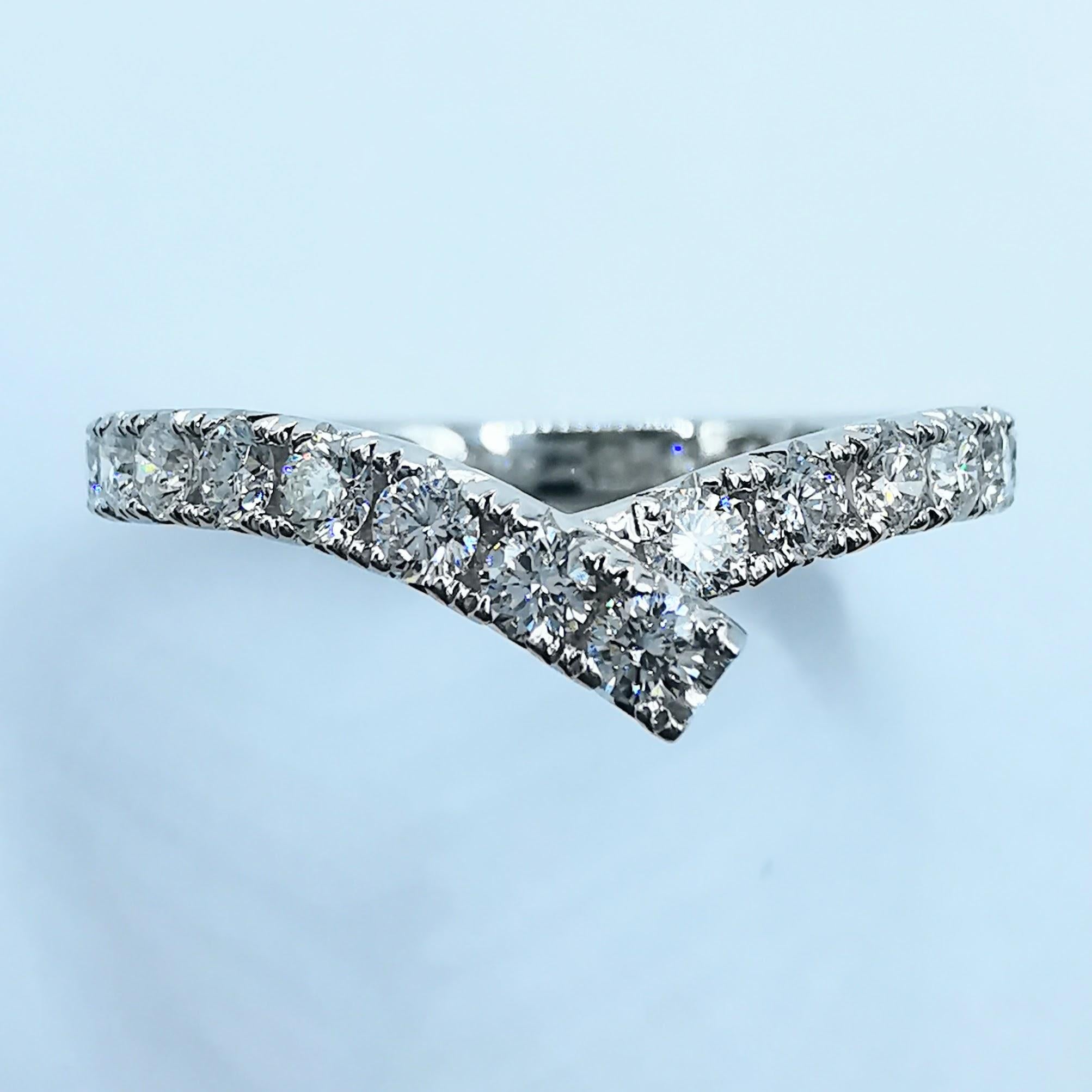 in vendita:  Anello impilabile in oro bianco 18 carati con diamante a forma di V e nastro a fascia per l'eternità 3