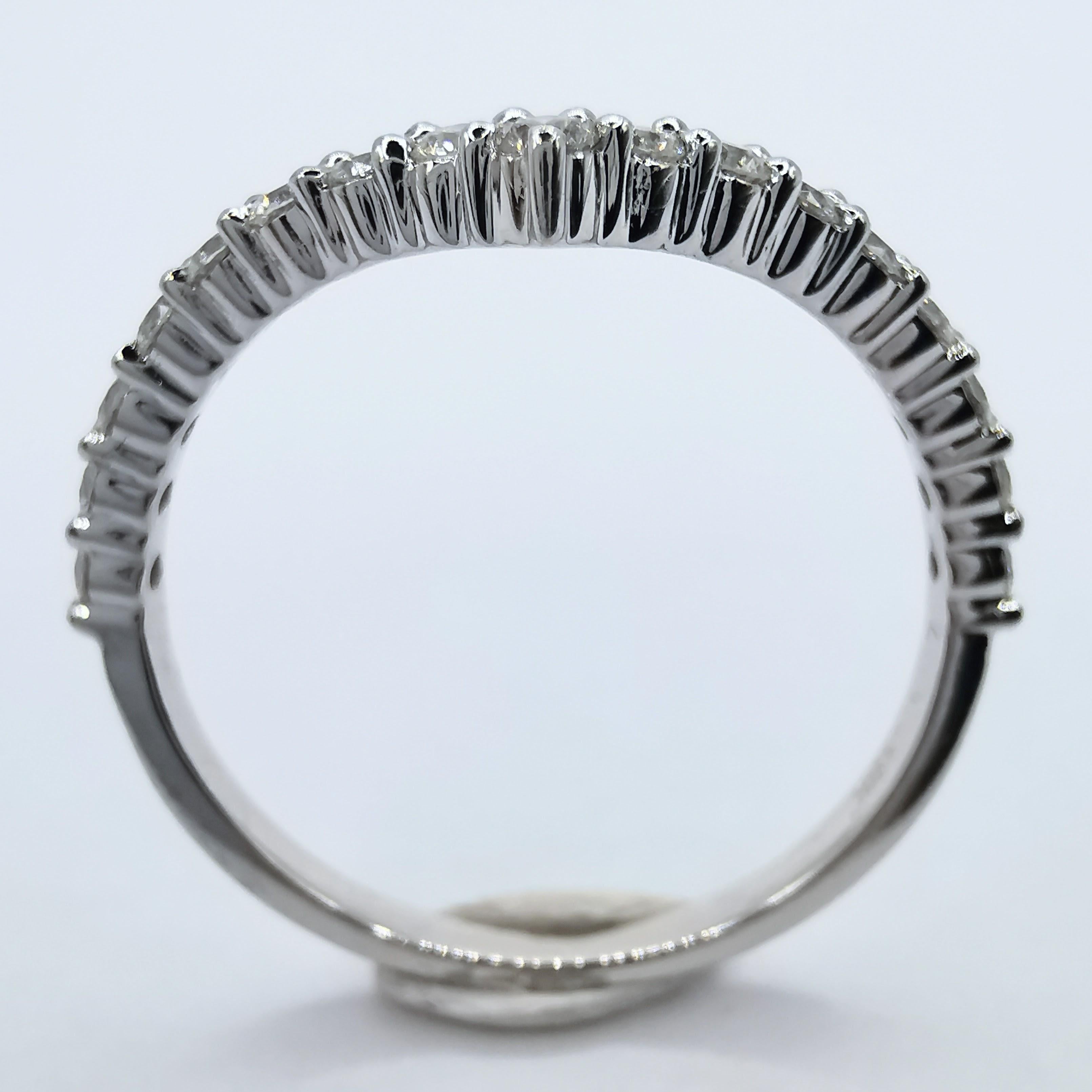 Im Angebot: 18 Karat Weißgold Diamant V-förmiger Wishbone Halb-Eternity-Ring, Hochzeitsring, Stapelring () 7