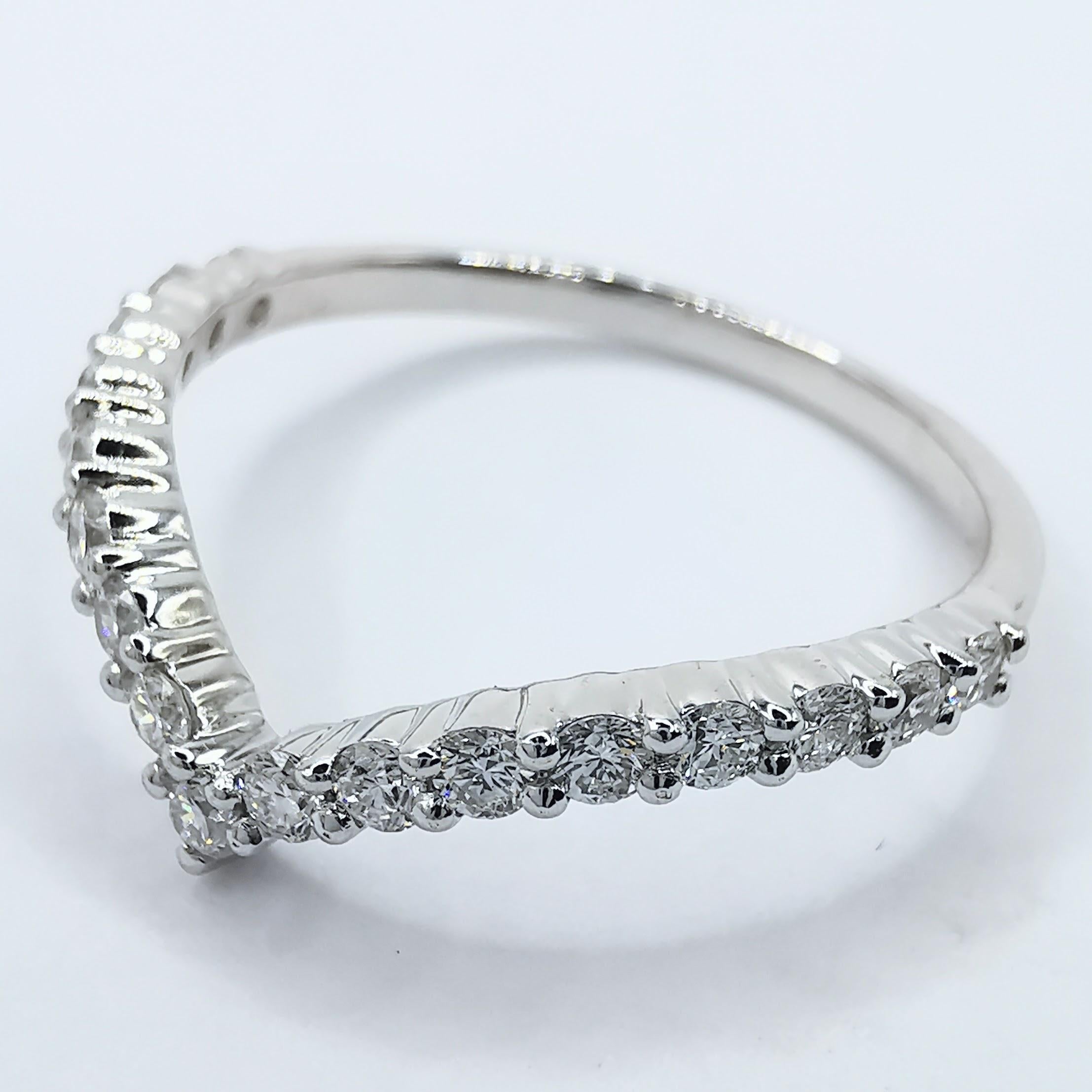 Im Angebot: 18 Karat Weißgold Diamant V-förmiger Wishbone Halb-Eternity-Ring, Hochzeitsring, Stapelring () 2