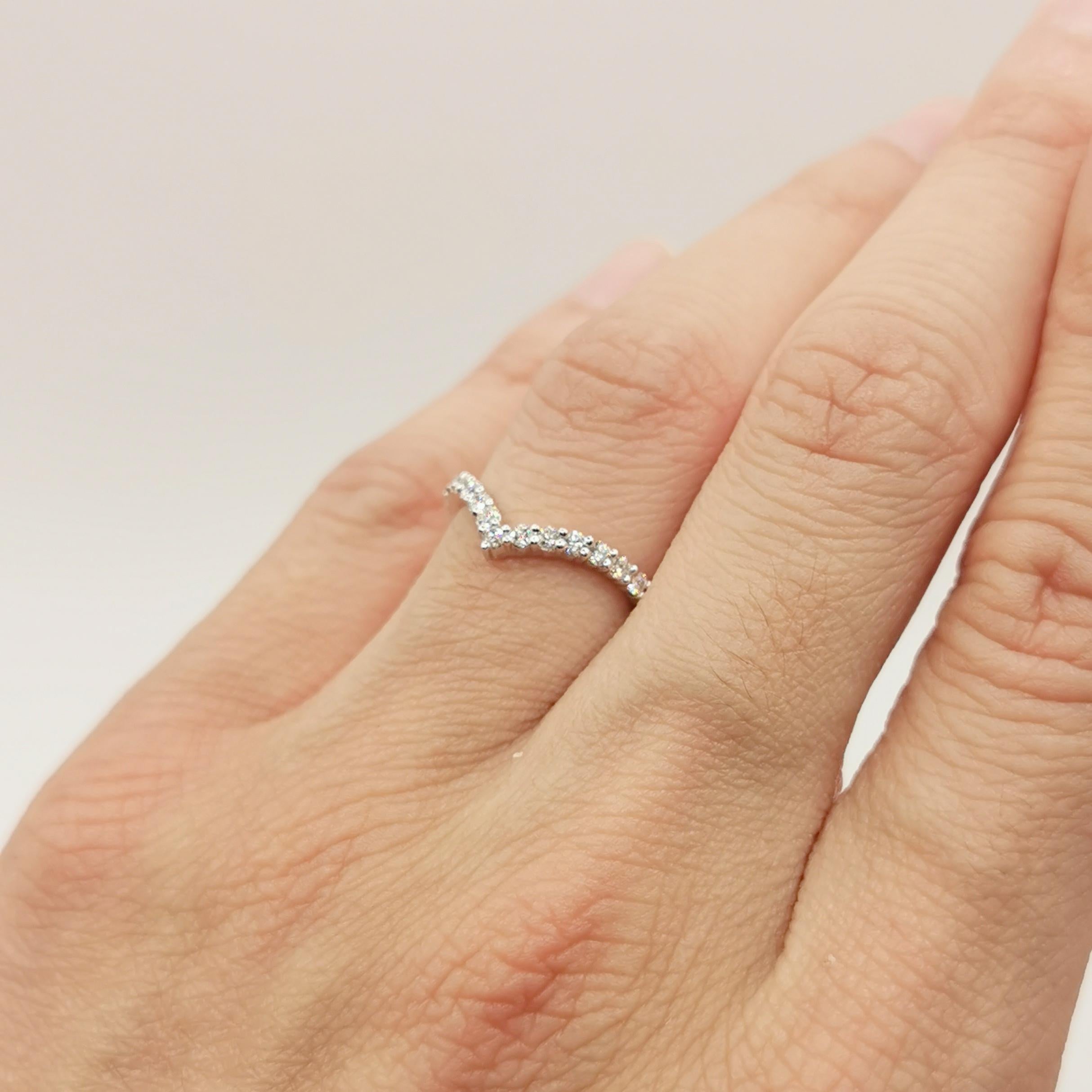 Im Angebot: 18 Karat Weißgold Diamant V-förmiger Wishbone Halb-Eternity-Ring, Hochzeitsring, Stapelring () 9
