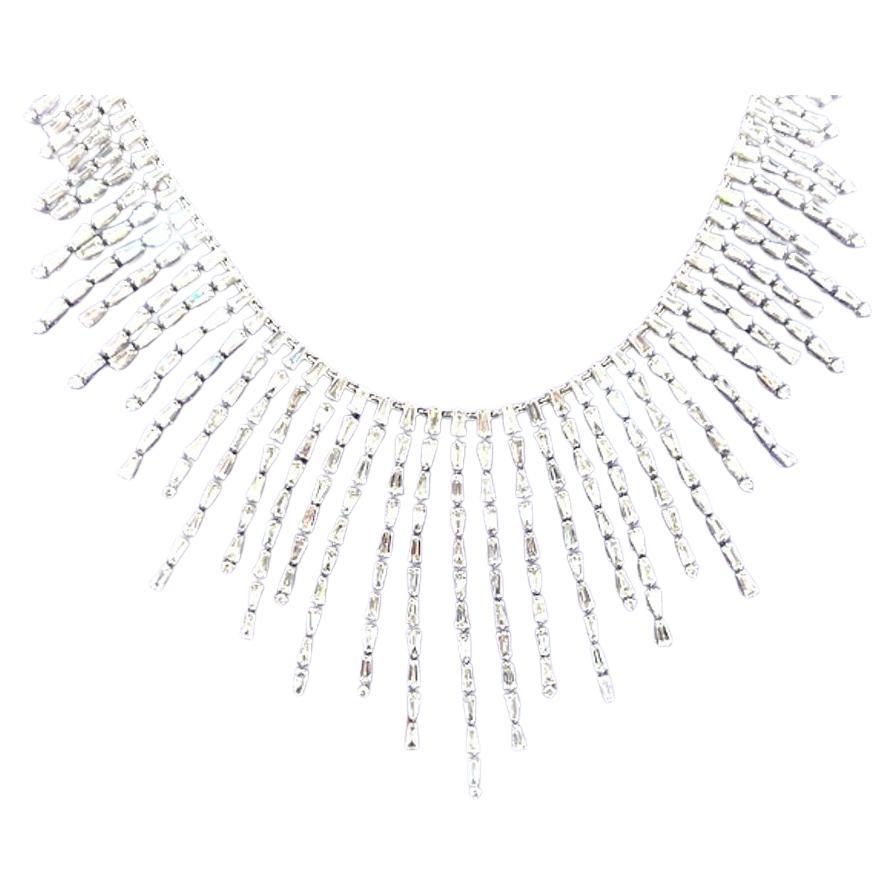 18KWG Diaond Wasserfall Halskette 22.56CTW

Mit dieser einzigartigen Diamant-Halskette lässt sich jedes Outfit mühelos verwandeln. Dieses auffällige Collier zeichnet sich durch kaskadenförmige Stränge aus funkelnden Diamanten aus. Diese Halskette