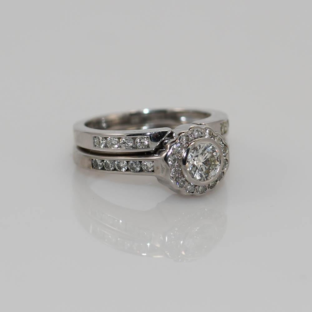 Diamant-Trauring aus 18 Karat Weißgold.
Testet 18k und wiegt 7 Gramm.
Der zentrale Diamant ist ein runder Brillantschliff, 0,53 Karat, I, J, K  Farbbereich, SI-Klarheit.
An den Seiten befinden sich insgesamt 0,57 Karat runde Brillanten, I  bis J