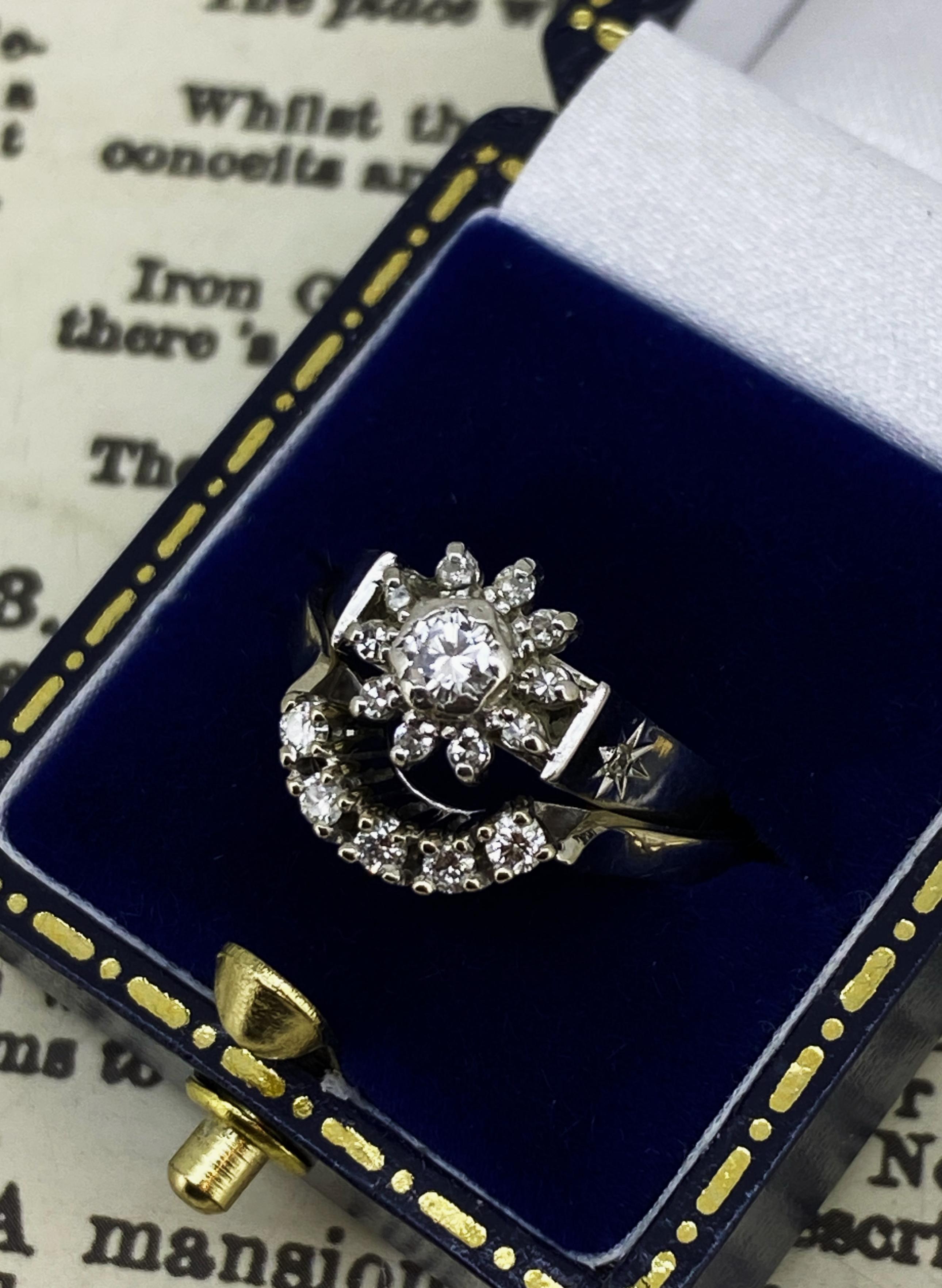 Haz que tu día especial sea aún más inolvidable 
con este impresionante Retro de los años 60 hecho a mano
Conjunto de boda de oro blanco de 18 quilates...

Compuesto por: 

1. Un anillo de compromiso con racimo de diamantes en forma de