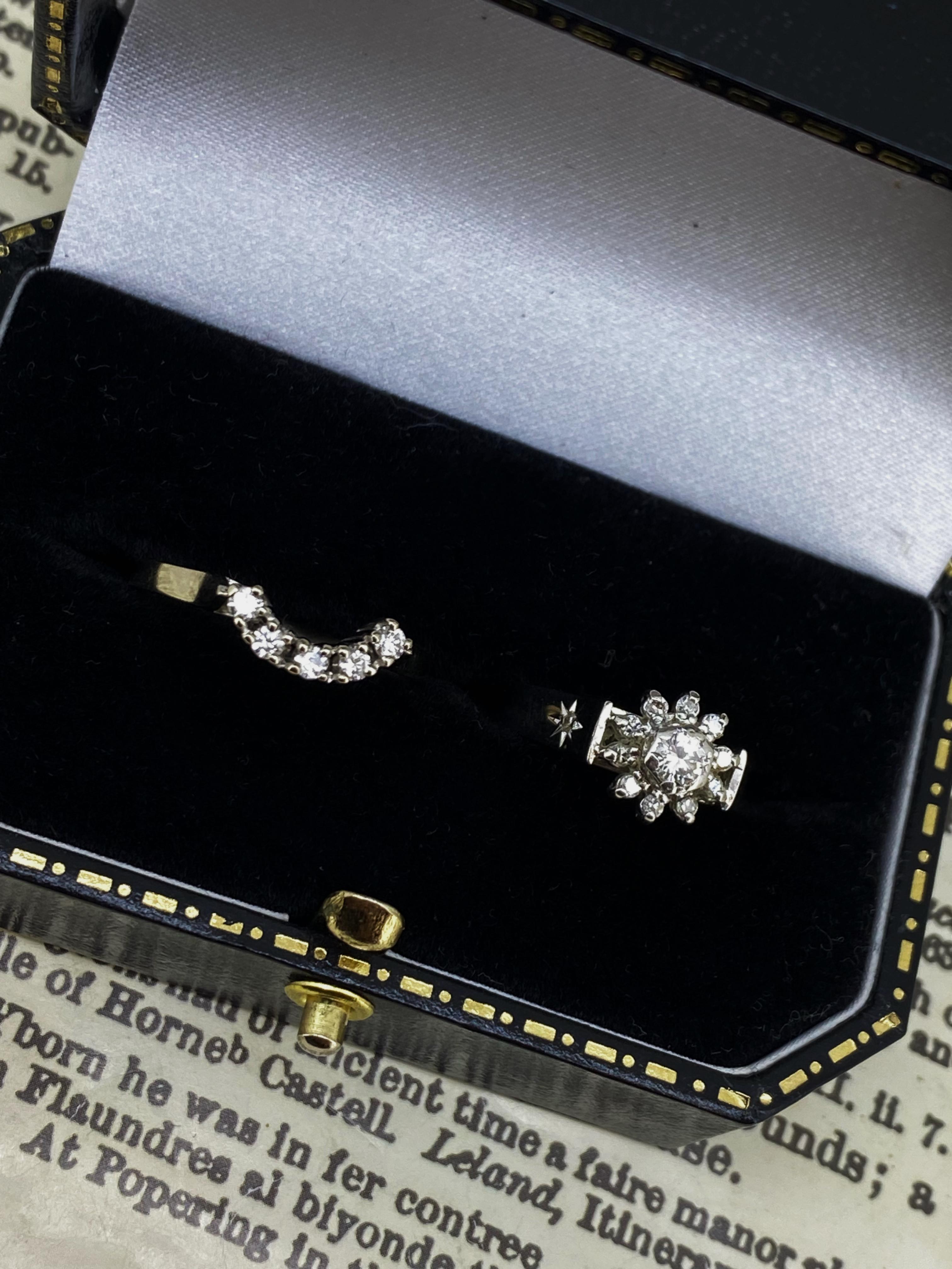 Alianza de boda de oro blanco de 18 quilates y diamantes: Anillo de Diamantes Margarita y Alianza de Diamantes en Forma de U Retro en venta