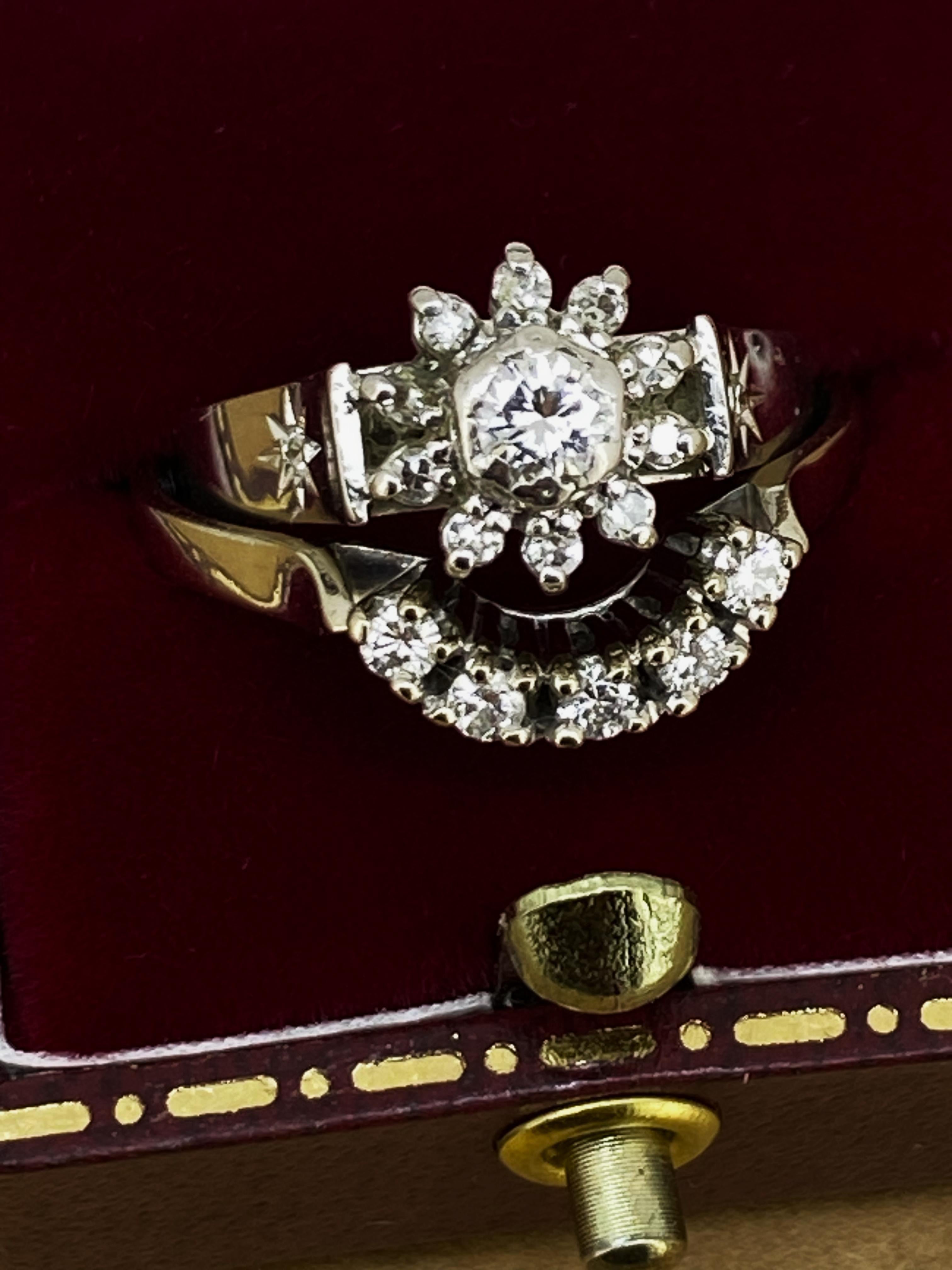 Alianza de boda de oro blanco de 18 quilates y diamantes: Anillo de Diamantes Margarita y Alianza de Diamantes en Forma de U en Excelente estado para la venta en MELBOURNE, AU