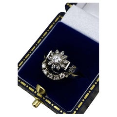 Set nuziale in oro bianco e diamanti 18K: Anello con diamante a margherita e fascia di diamanti a forma di U