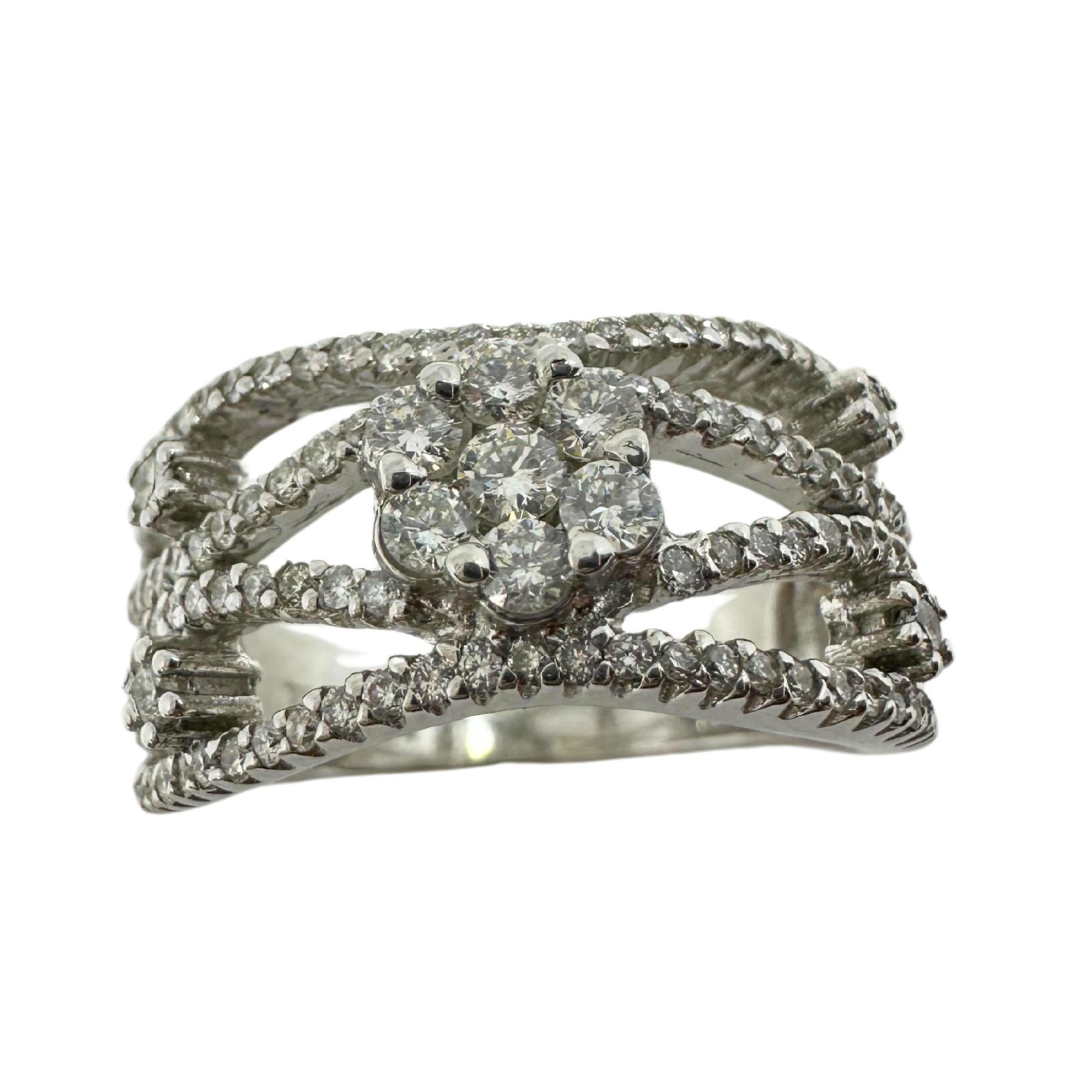 Stupendo anello a fascia larga con diamanti in oro bianco 18 carati, misura 7,25 e peso di 7,7 grammi. Questo cinturino include 0,97 carati di diamanti in una montatura in oro bianco 18 carati.

Anello a fascia larga con diamante in oro bianco 18