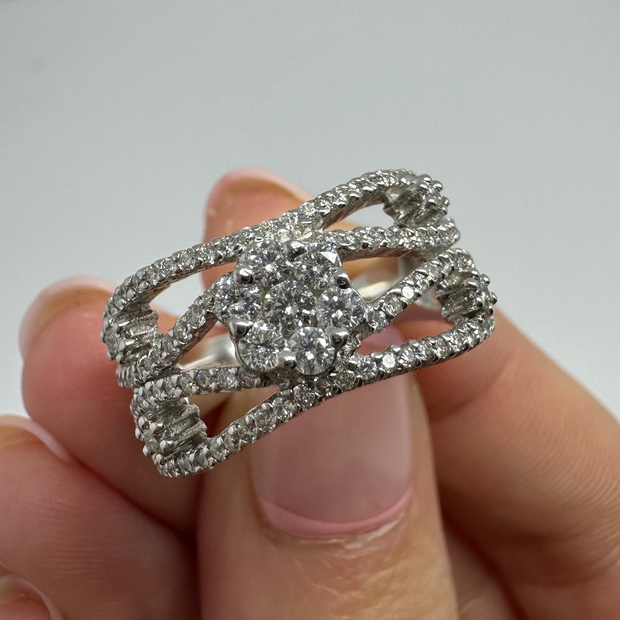 Anello a fascia larga con diamante in oro bianco 18 carati In condizioni buone in vendita a New York, NY