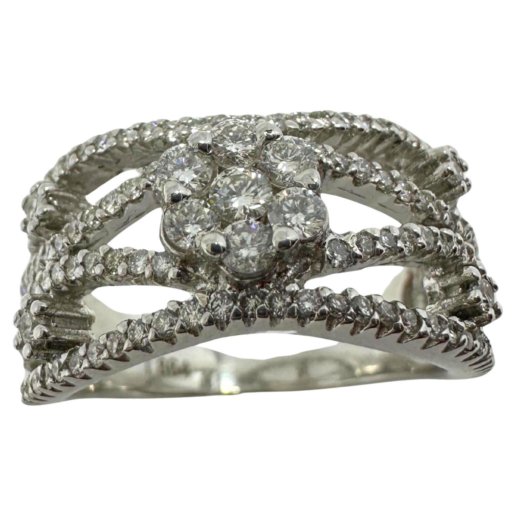 Anillo de oro blanco de 18 quilates con banda ancha de diamantes