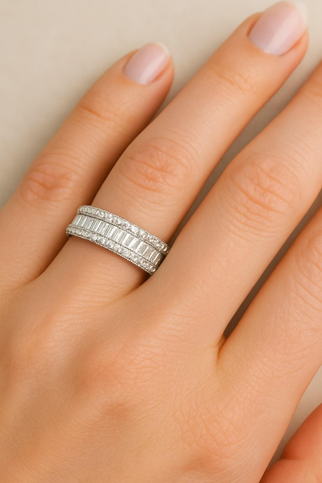 18K White Gold Diamond with baguatte Eternity Band, 3.00 Carats In New Condition For Sale In Khet Bang Rak, Krung Thep Maha Nakhon