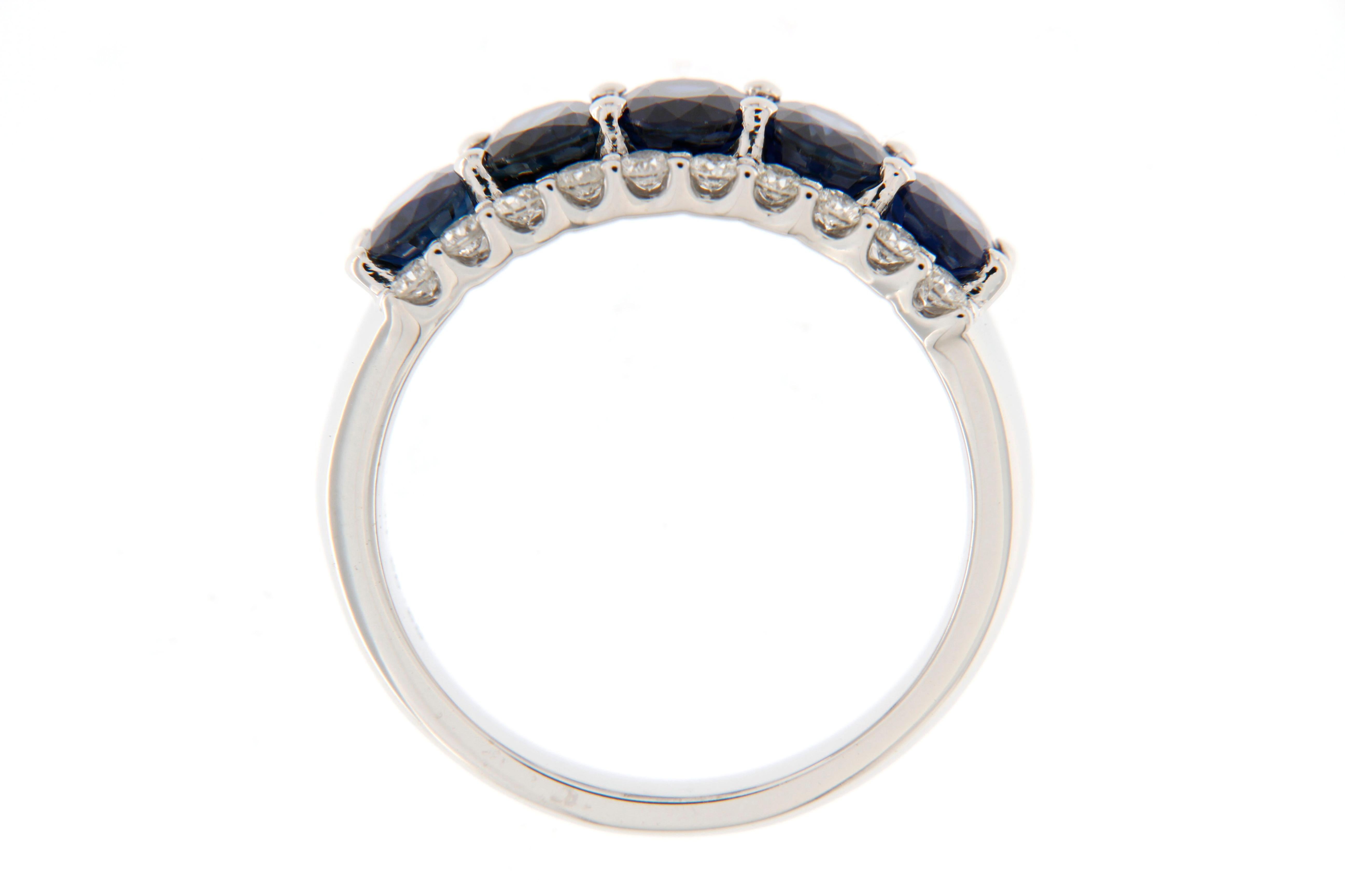 Moderno Anello in oro bianco 18 carati con diamante e zaffiro blu in vendita