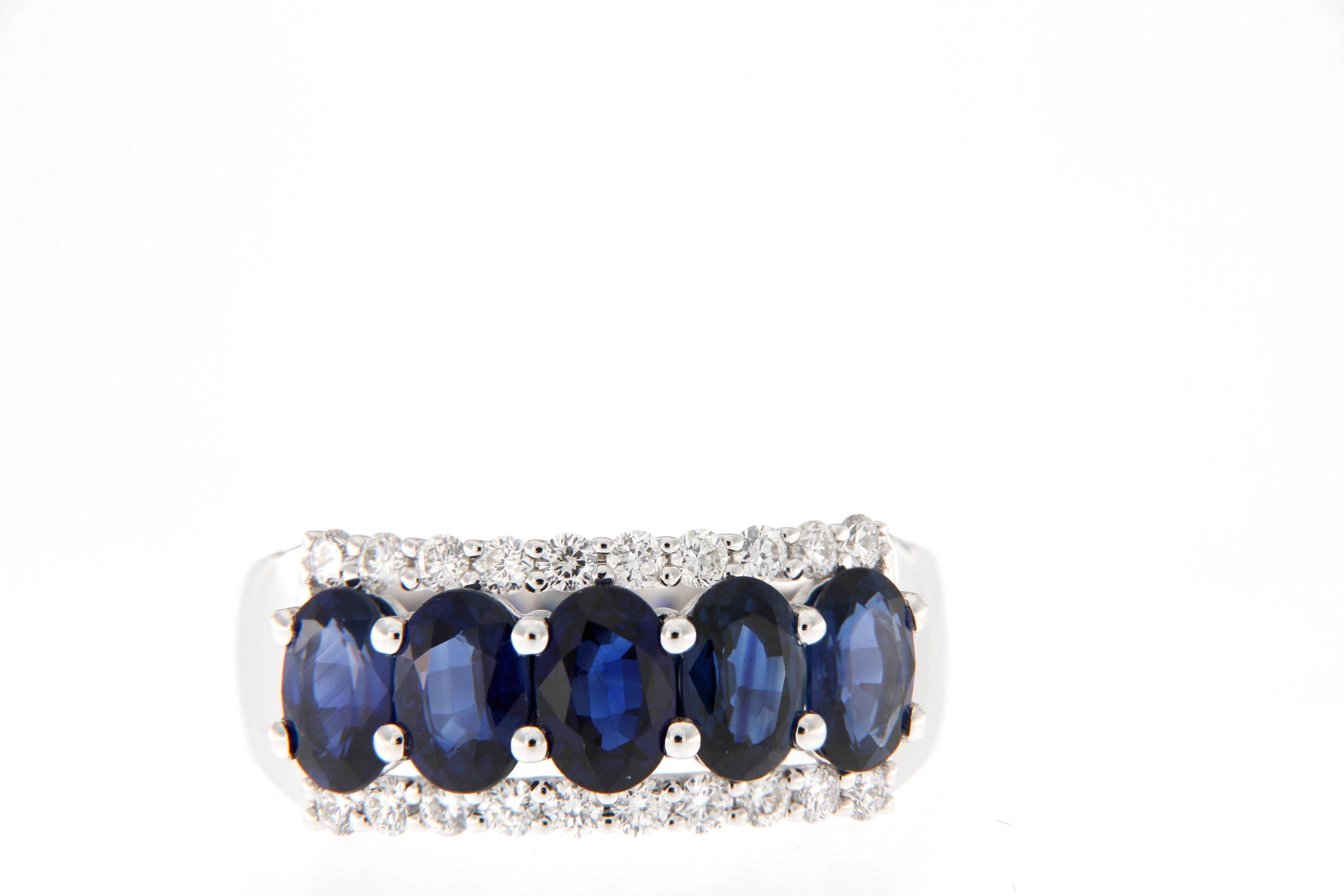 Taglio ovale Anello in oro bianco 18 carati con diamante e zaffiro blu in vendita