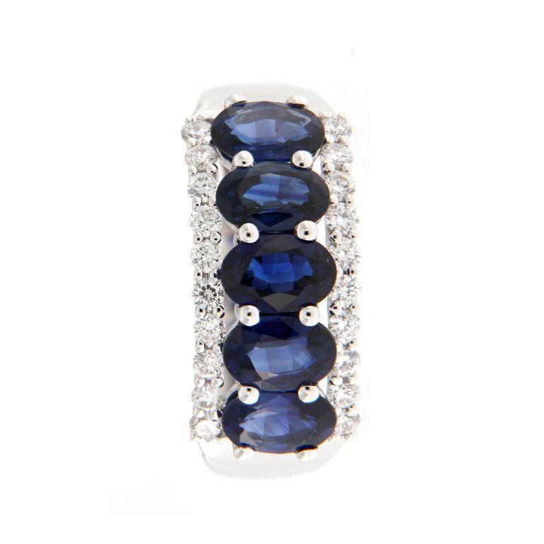 Anello in oro bianco 18 carati con diamante e zaffiro blu In condizioni Nuovo in vendita a Hong Kong, HK