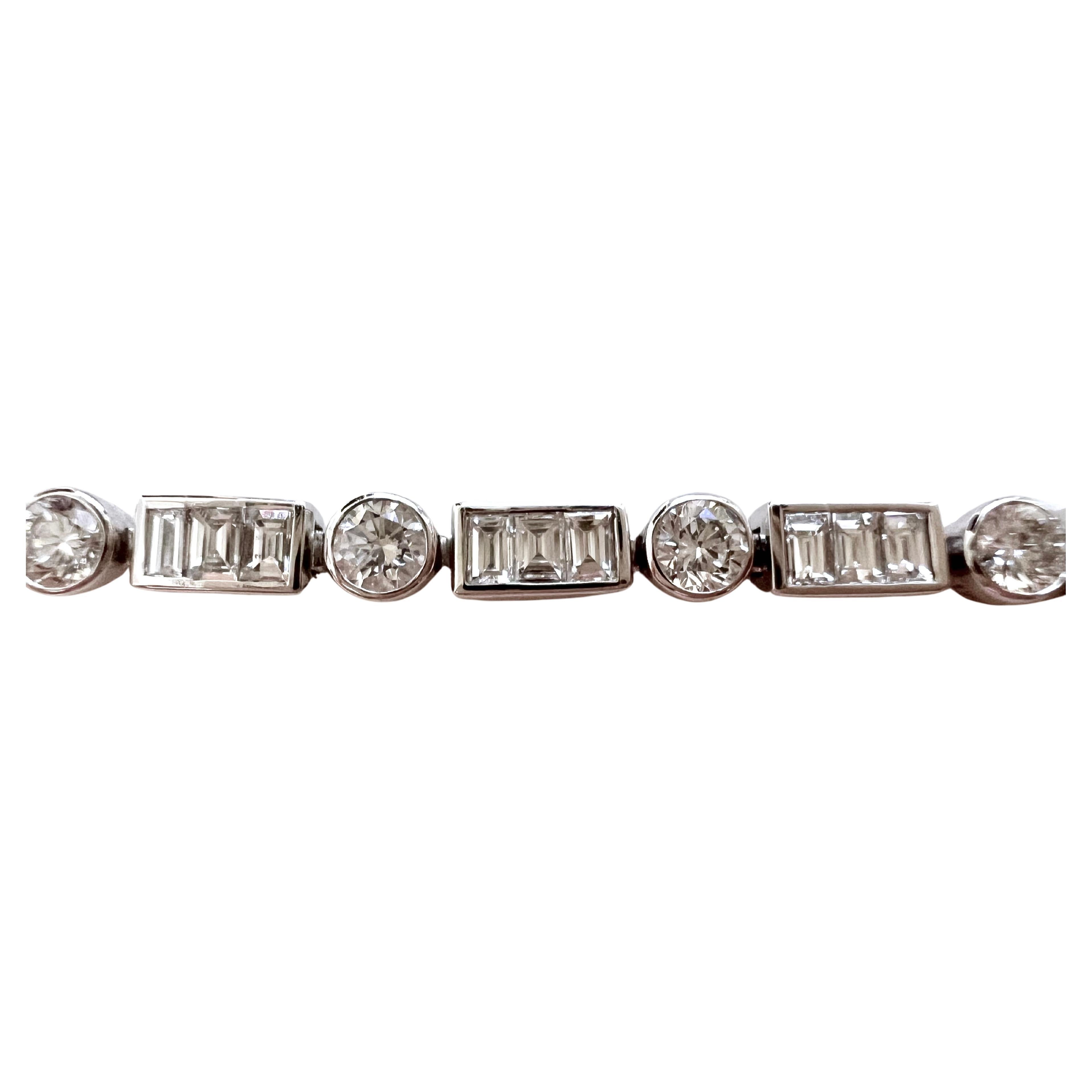 18k White Gold Diamond with Round Brilliant and Baguettes Tennis Bracelet In New Condition In Carrollton, TX