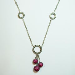 Collier boule en or blanc 18 carats, diamants, rubis et saphirs roses