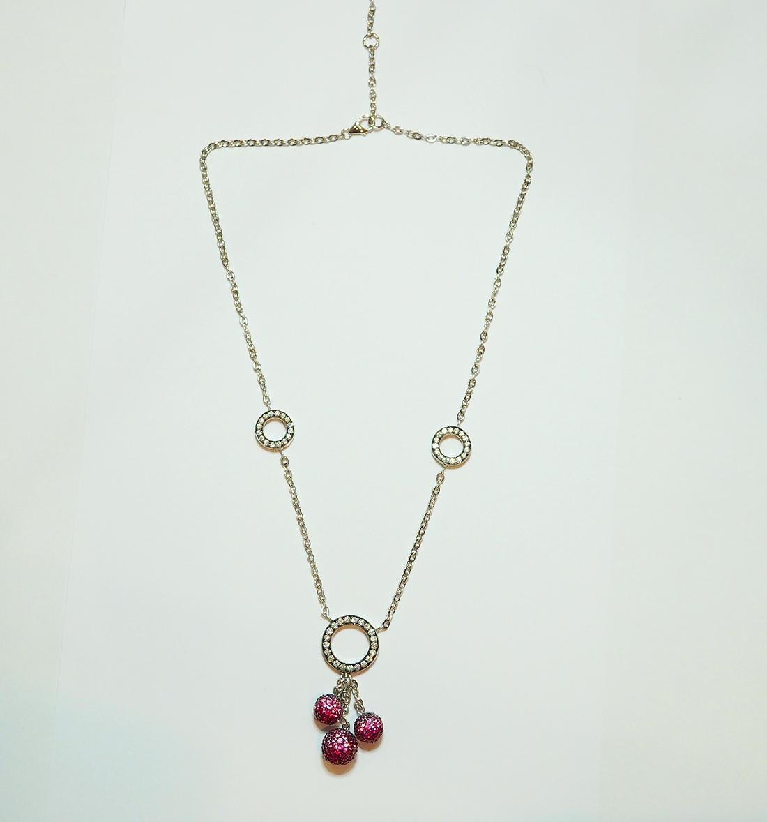 18 Karat Weißgold Diamant-Kugel-Halskette mit Rubin und rosa Saphir (Rundschliff) im Angebot