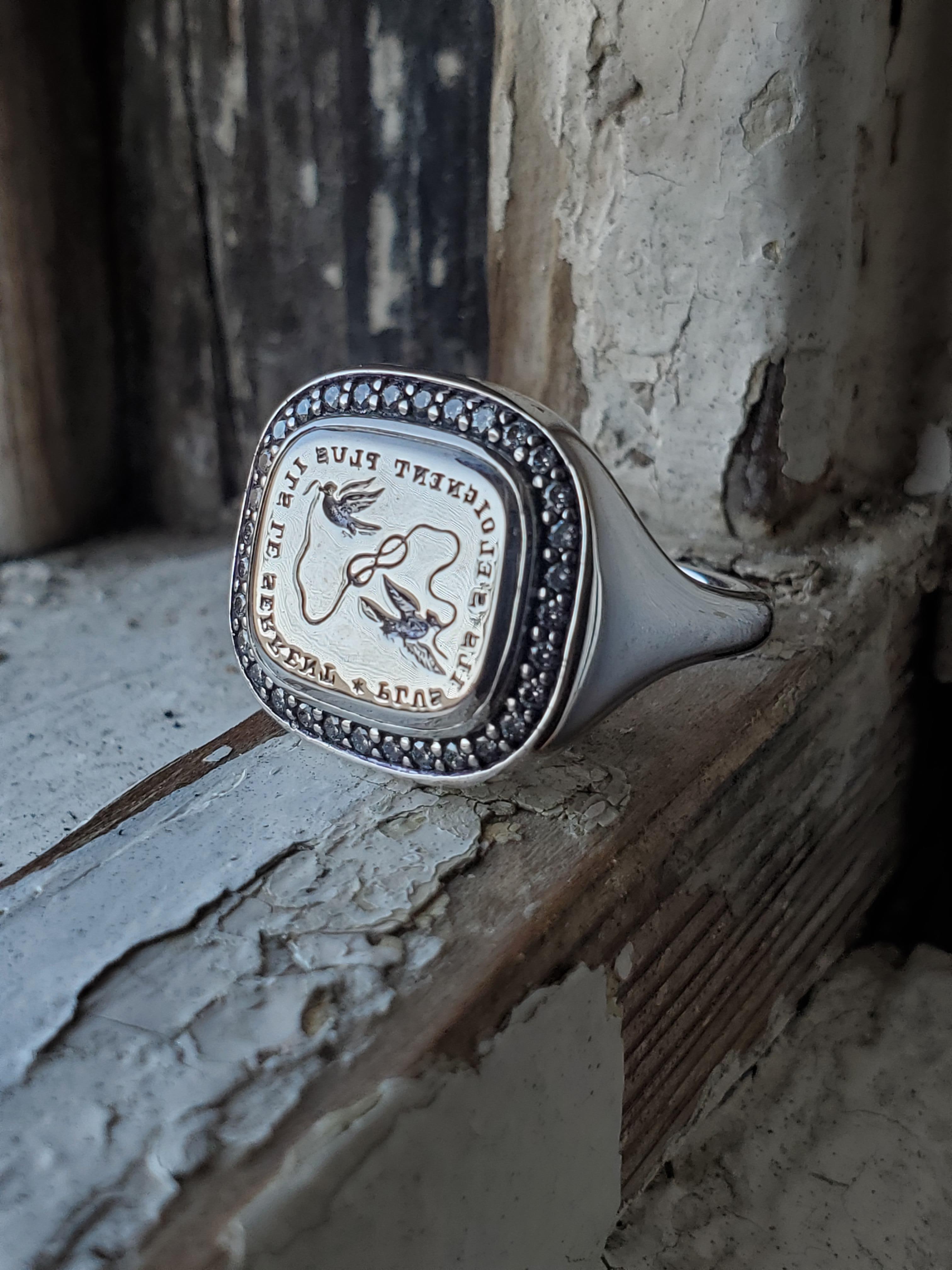 Contemporaneo Anello con sigillo in oro bianco 18 carati, diamanti e calcografia in vendita