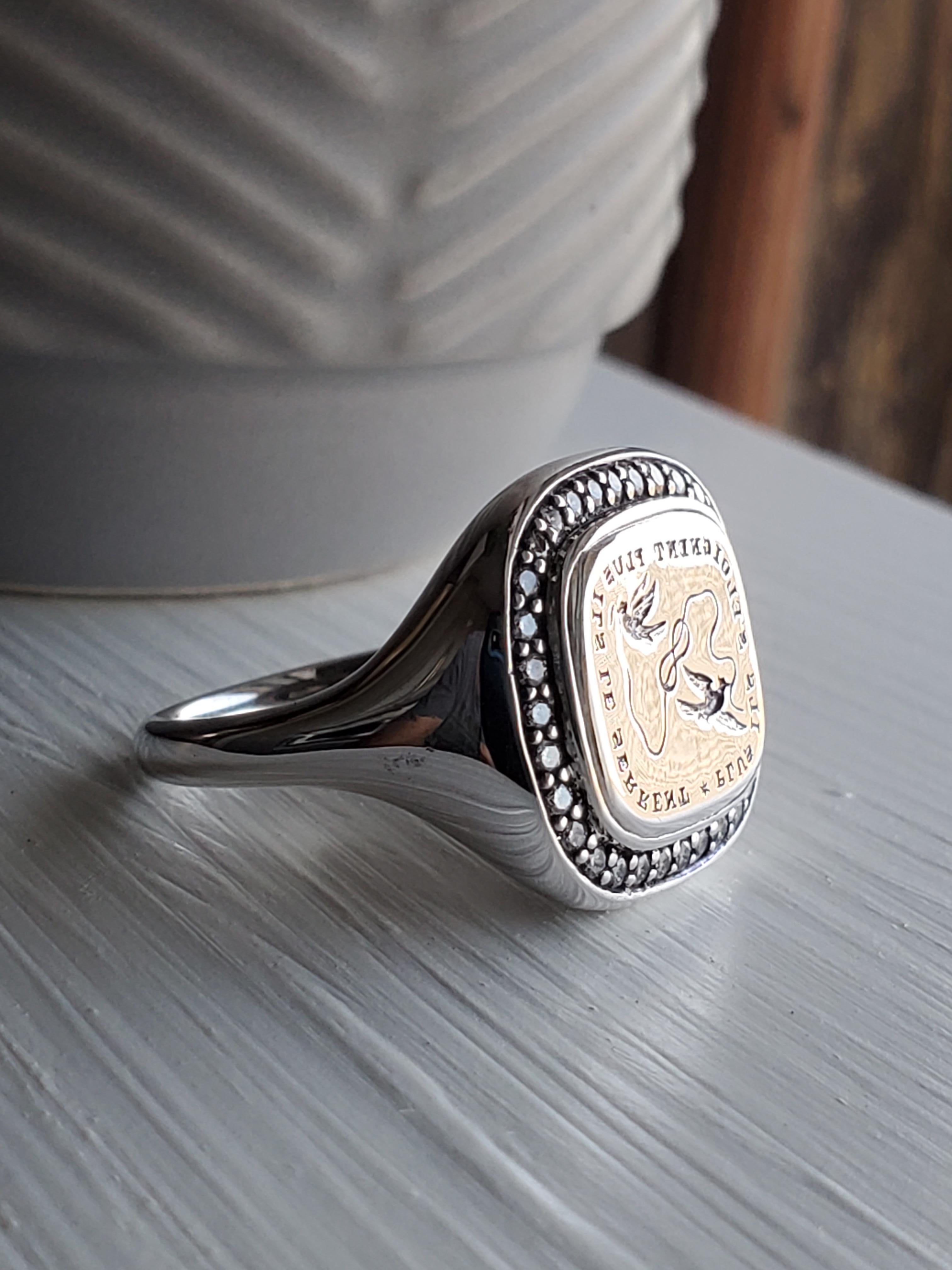 Anello con sigillo in oro bianco 18 carati, diamanti e calcografia In condizioni Nuovo in vendita a San Diego, CA
