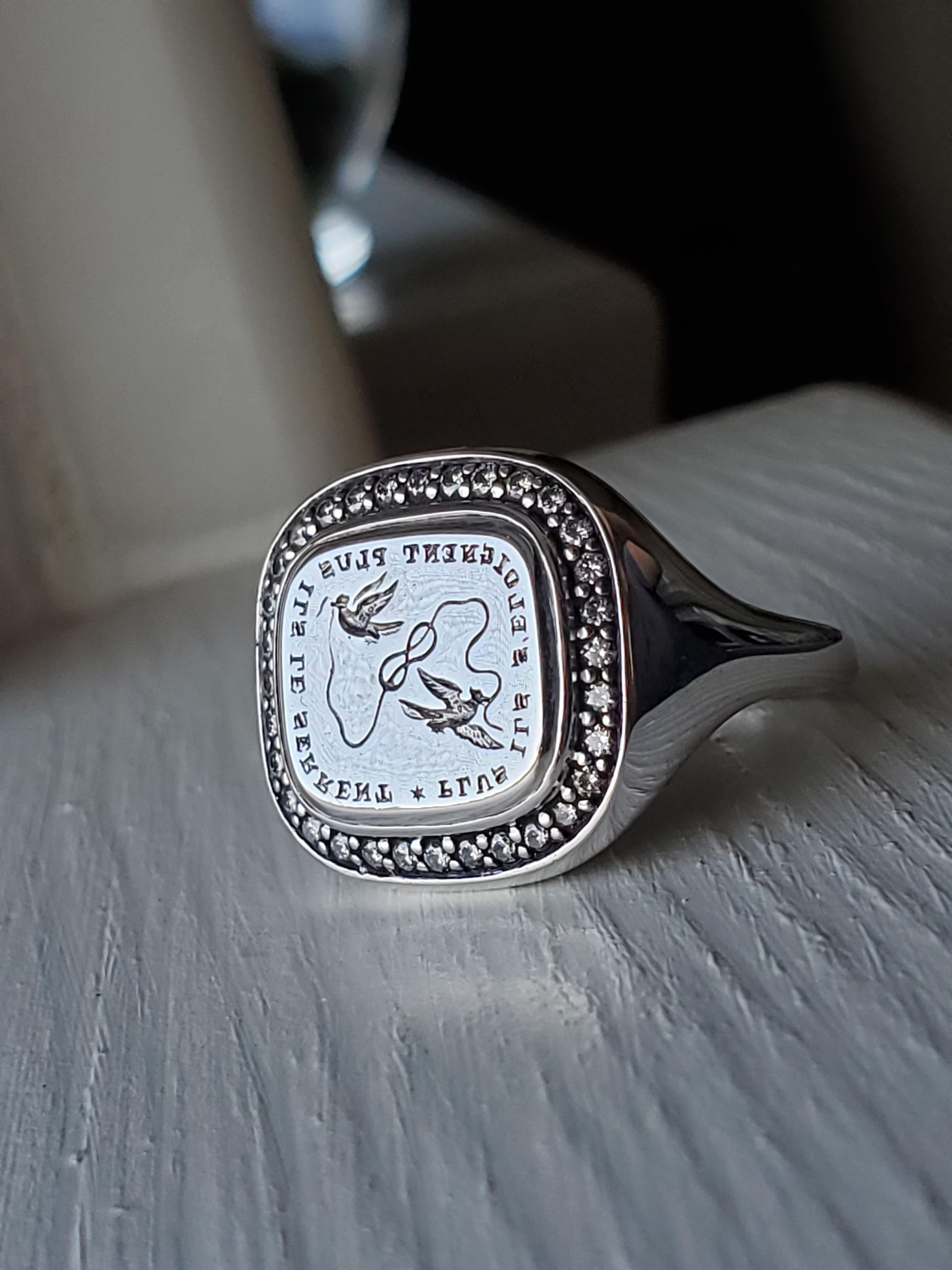 Anello con sigillo in oro bianco 18 carati, diamanti e calcografia in vendita 2