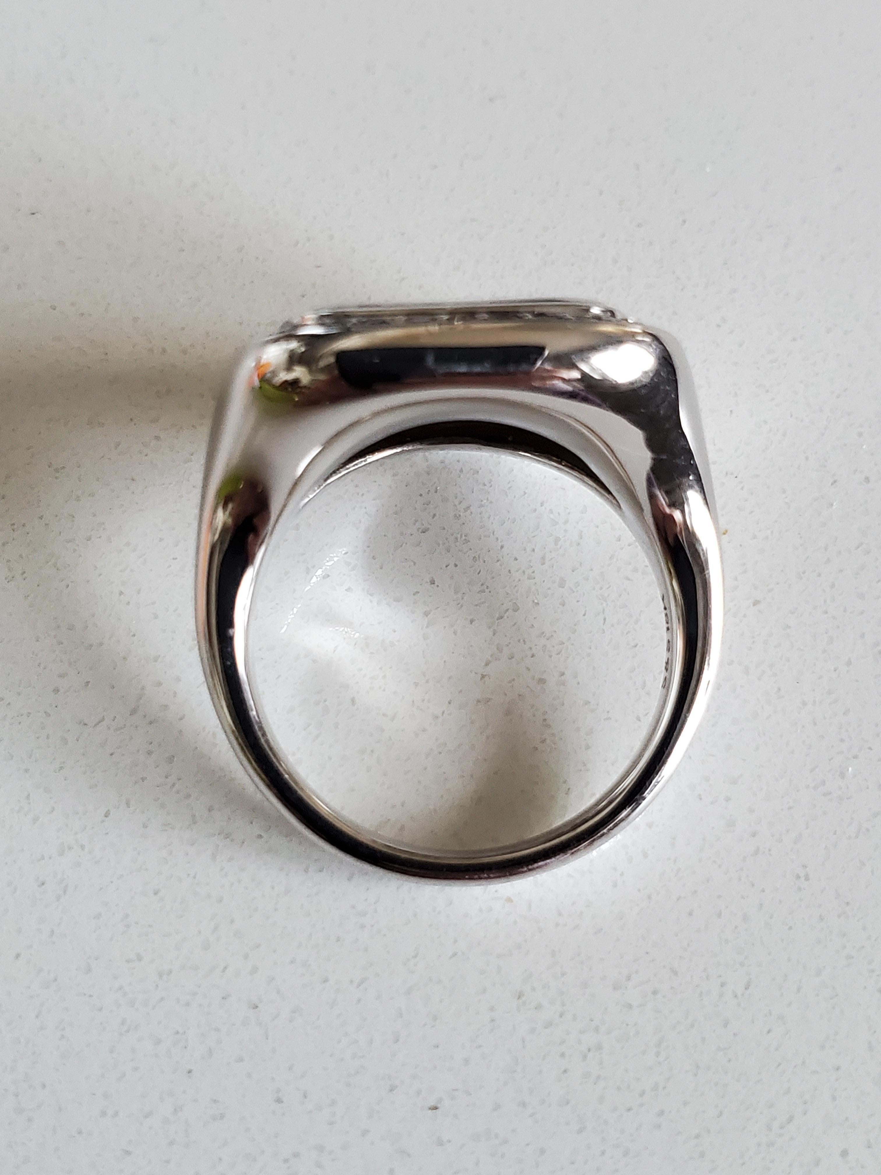 Anello con sigillo in oro bianco 18 carati, diamanti e calcografia in vendita 3