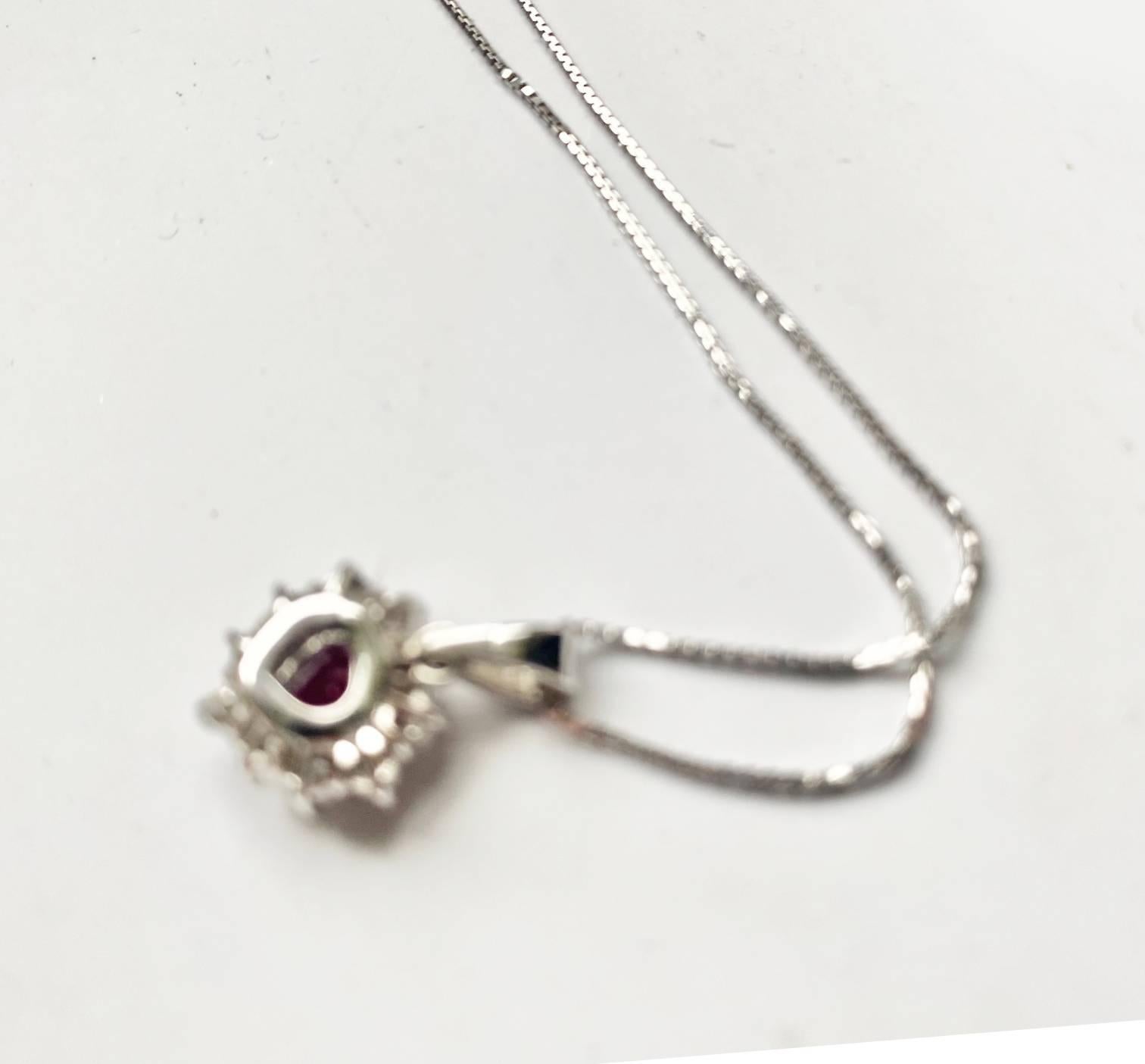 18K White Gold Diamonds Ruby Heart Pendant Necklace In Good Condition In London, GB