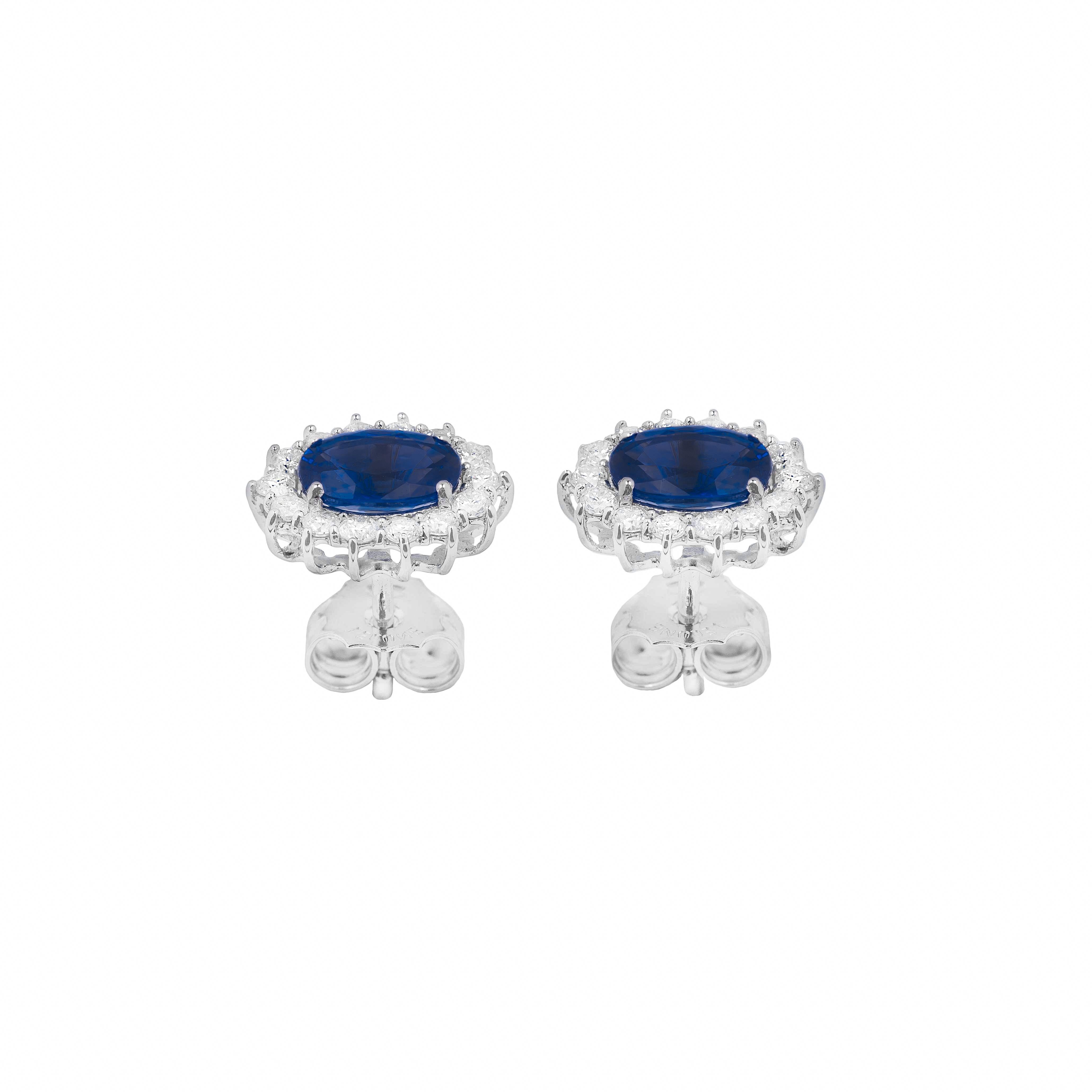 Contemporary 18k White Gold, Diamonds and 1.9ct Sapphires Stud Earrings For Sale