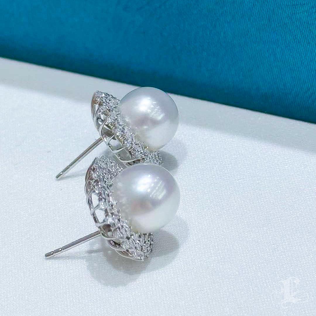 【Crown Radiance】Regal Halo Aurora South Sea Pearl Diamond Stud Earrings For Sale 2
