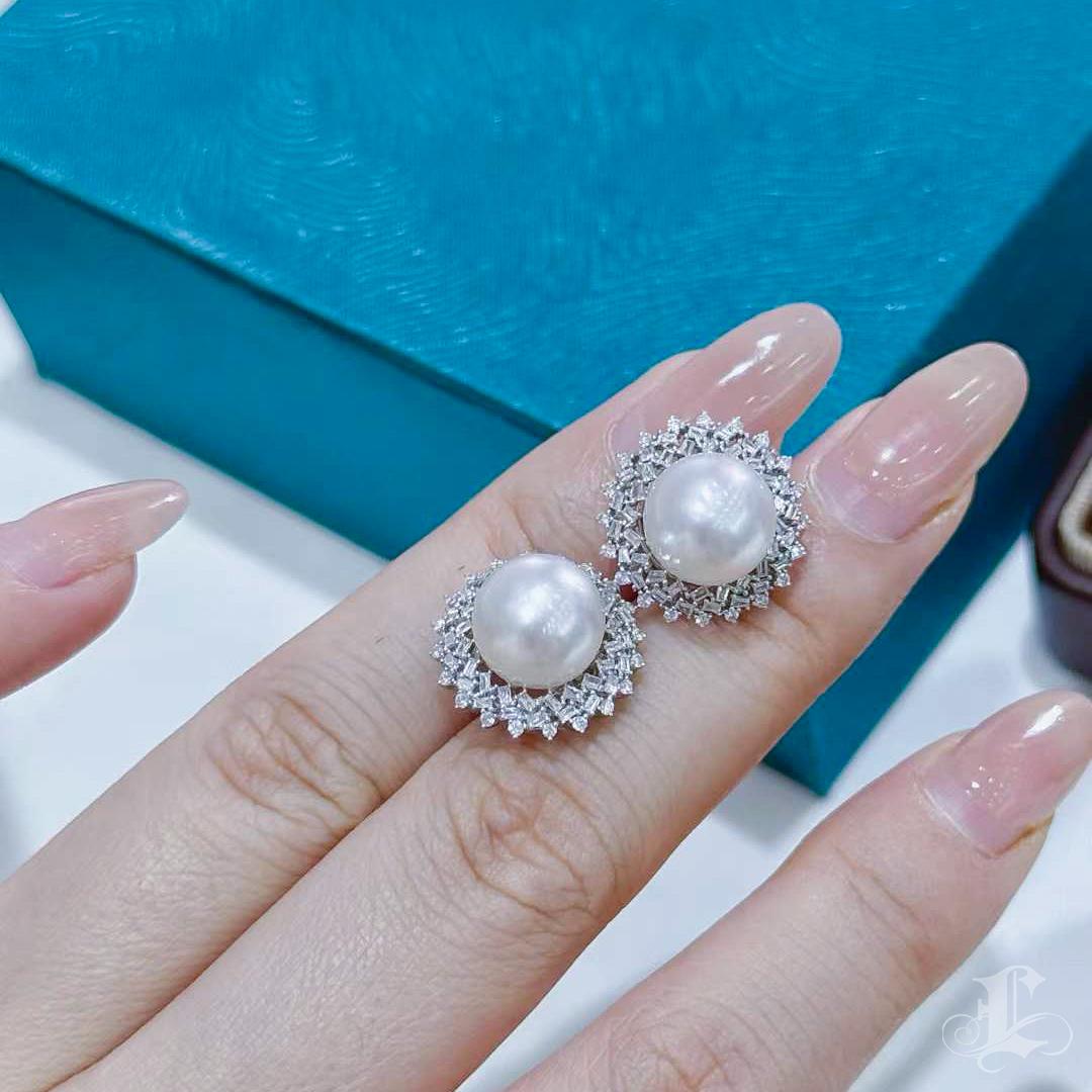 【Crown Radiance】Regal Halo Aurora South Sea Pearl Diamond Stud Earrings For Sale 4
