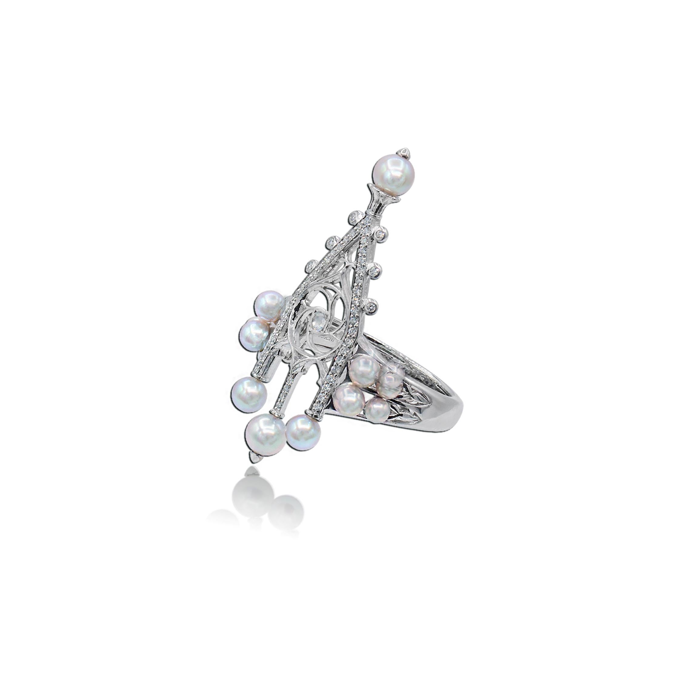 Weiße Diamanten (Rund- und Rosenschliff) 0,14 ct, Baby Silber/Blaue Akoya Perlen 12 Stück (von 2,5 bis 4,5 mm)                                                              

Der Glass Pinnacle Ring ist von der gotischen Architektur des Mailänder