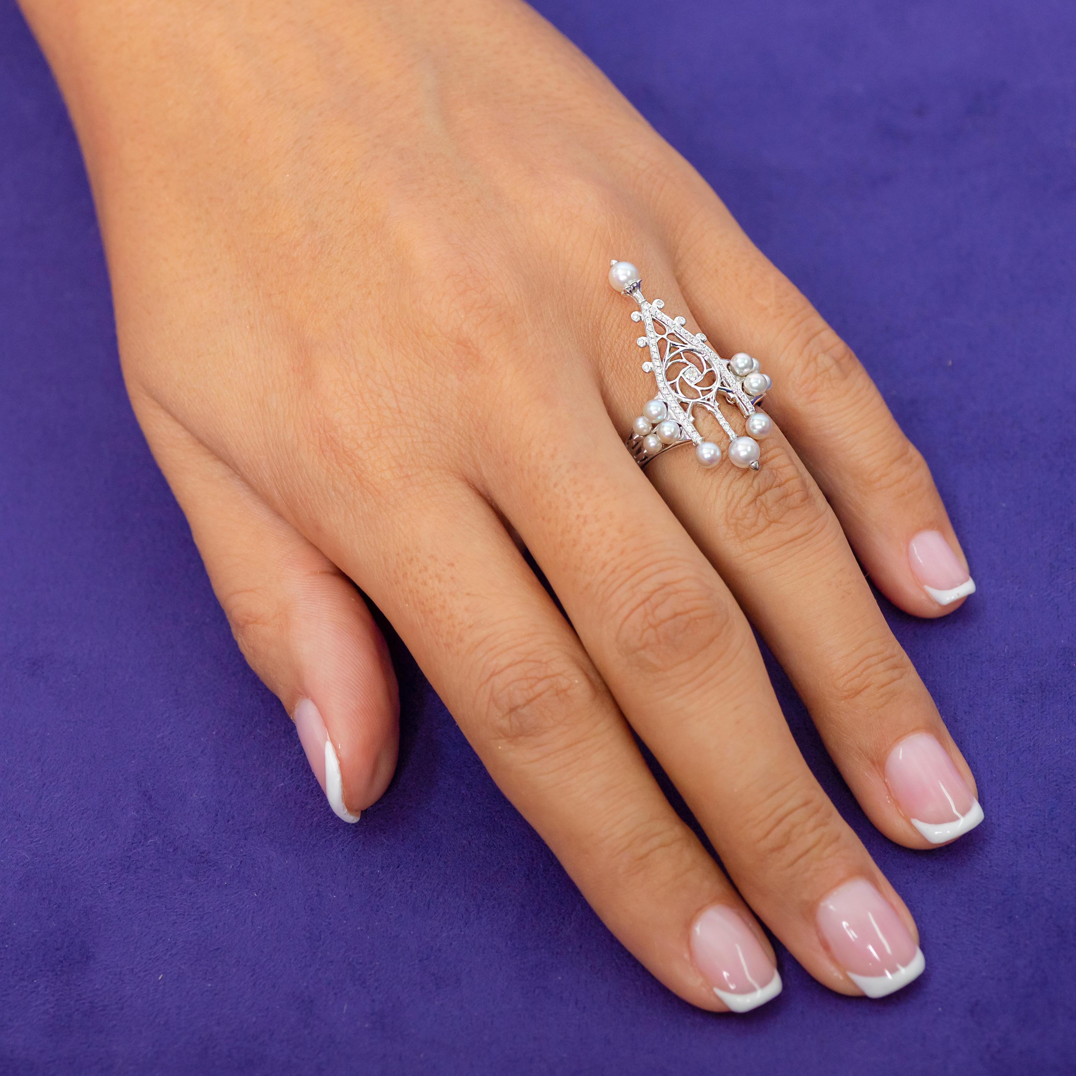 Ring aus 18 Karat Weißgold mit Diamanten und kleinen Akoya-Perlen (Rosenschliff) im Angebot
