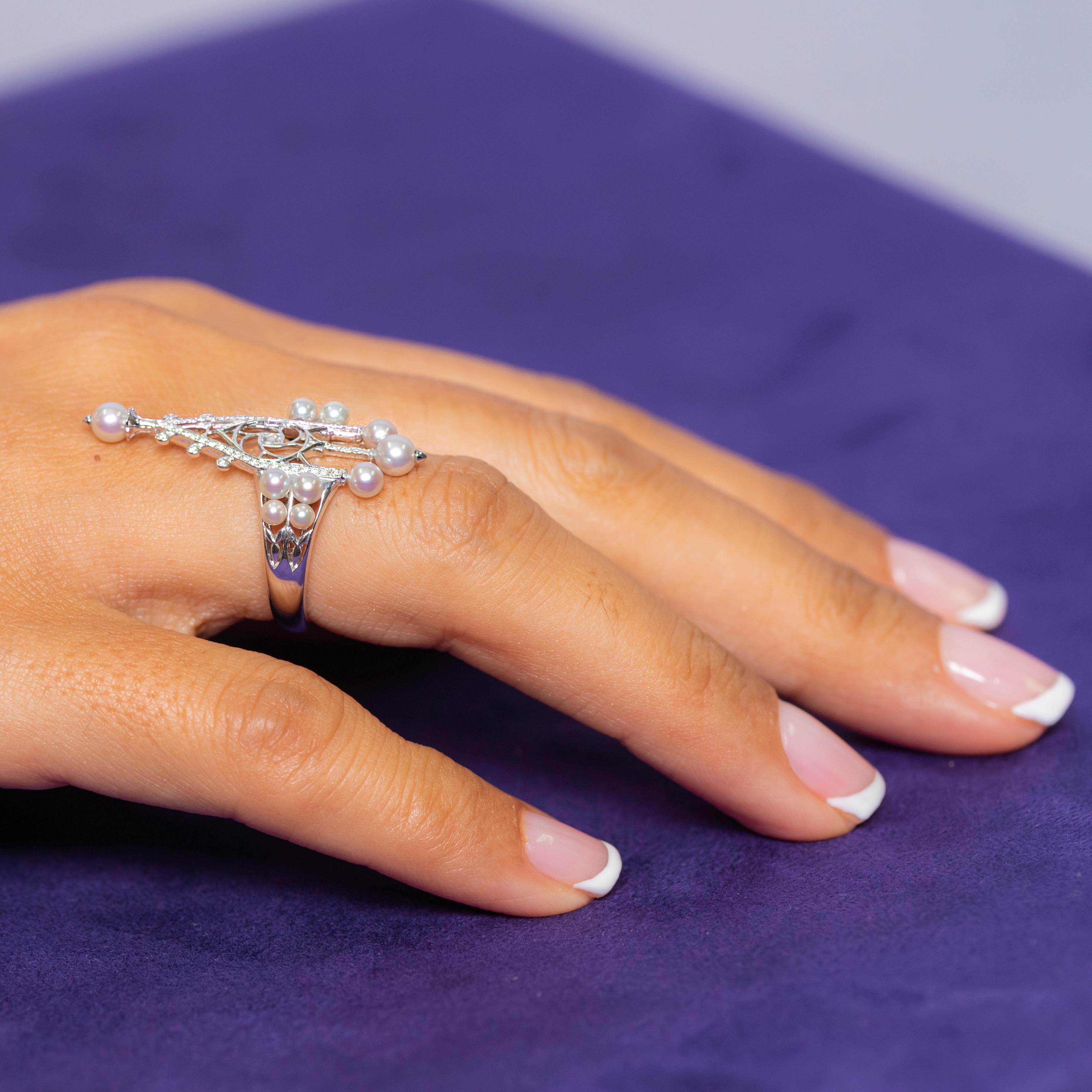 Ring aus 18 Karat Weißgold mit Diamanten und kleinen Akoya-Perlen im Zustand „Hervorragend“ im Angebot in Bangkok, TH