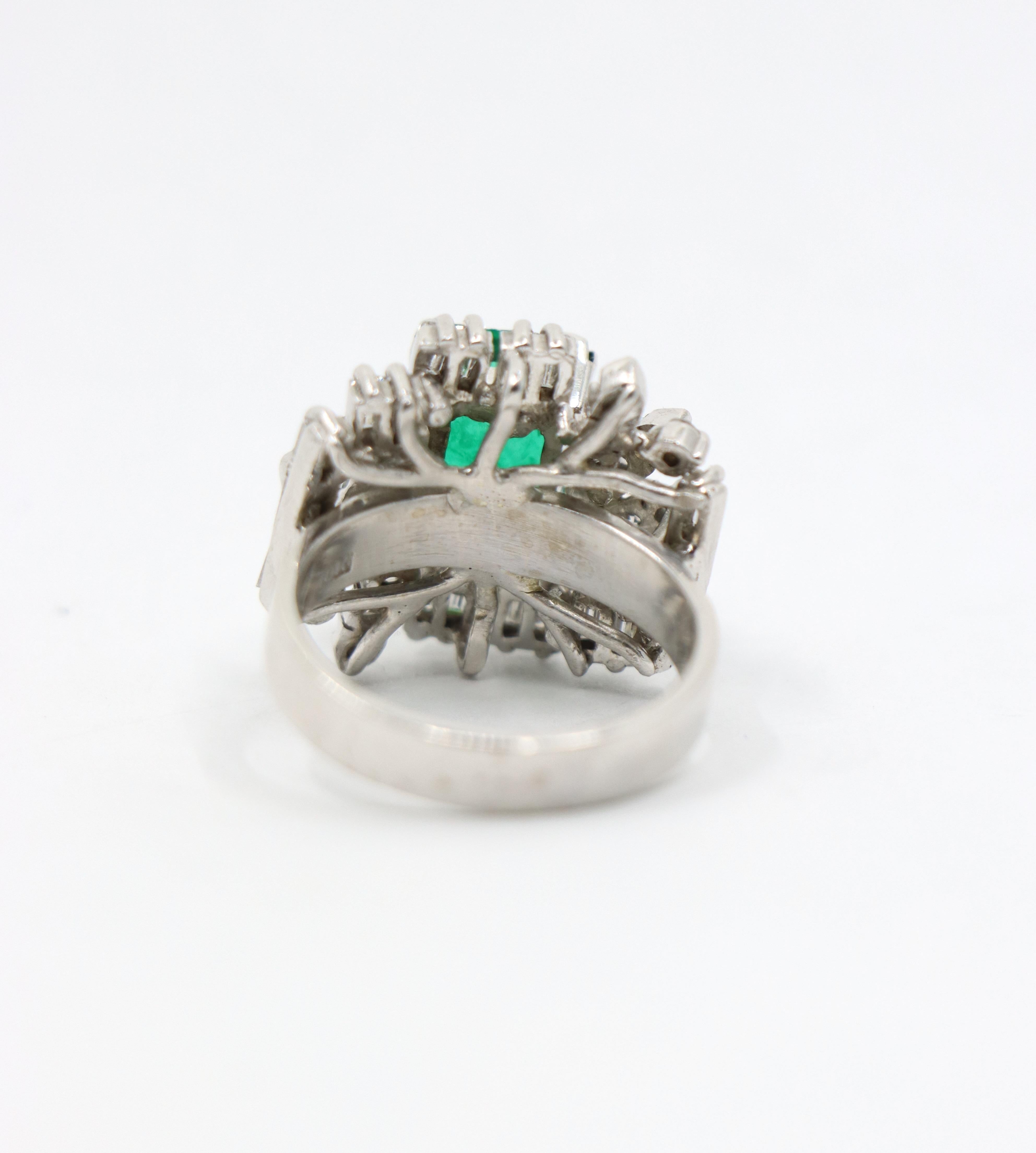 Anello con smeraldo e diamanti in oro bianco 18 carati in vendita 7
