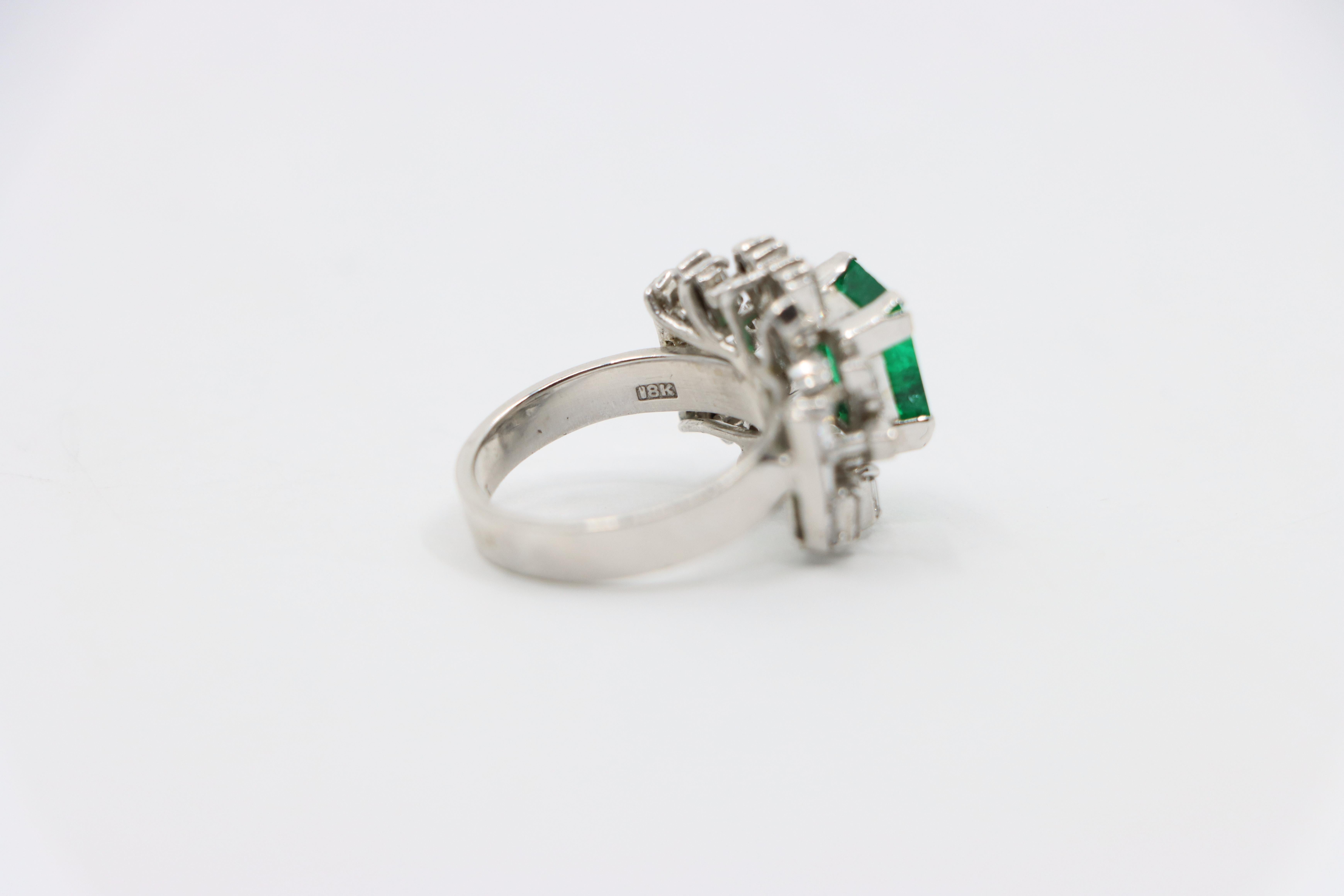 Anello con smeraldo e diamanti in oro bianco 18 carati in vendita 9