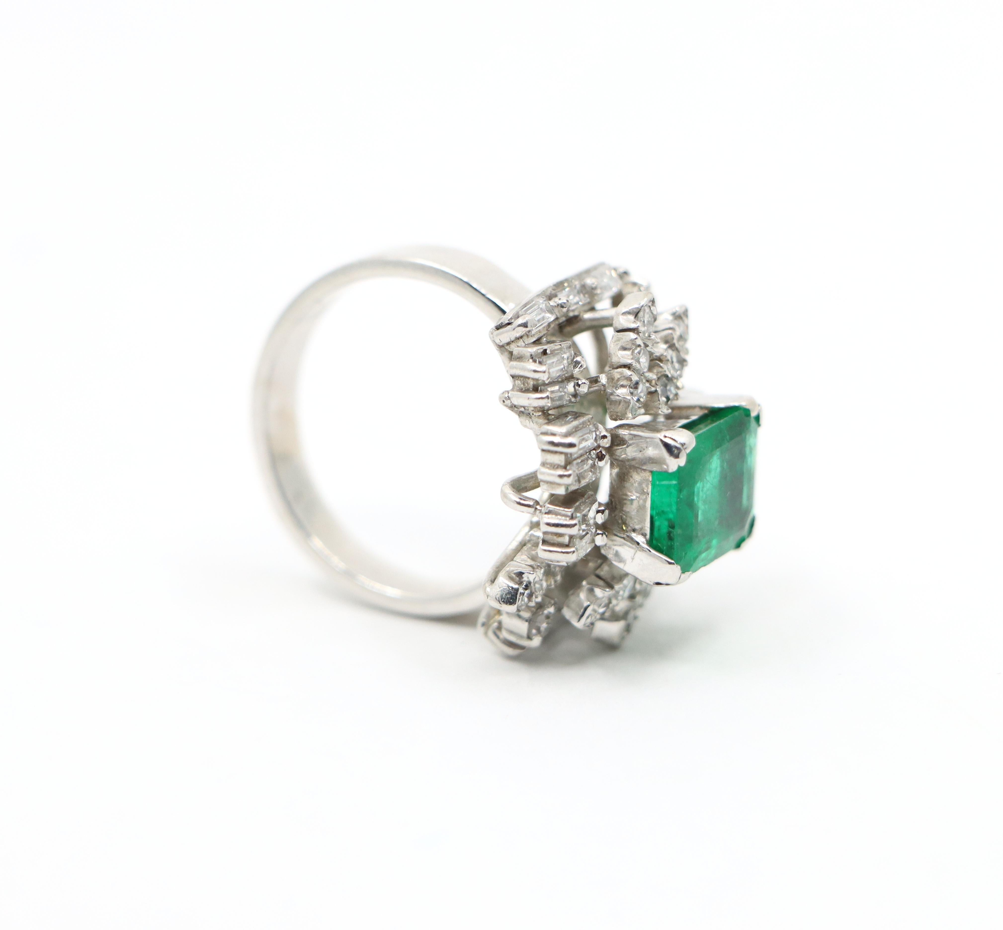 Anello con smeraldo e diamanti in oro bianco 18 carati in vendita 10